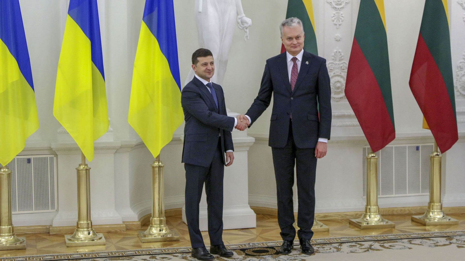 Président ukrainien Volodymyr Zelensky (à gauche) et le président lituanien Gitanas Nauseda (à droite)