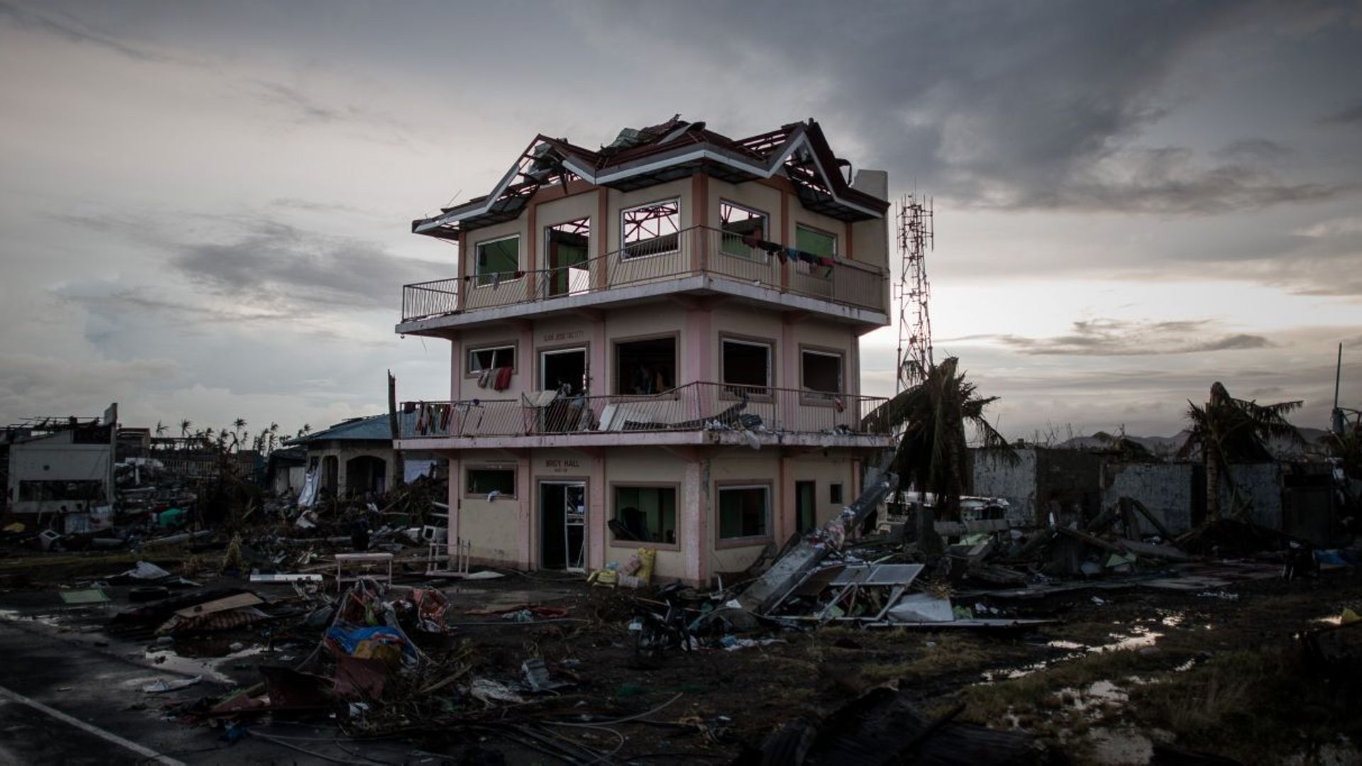 Aux Philippines, la ville de Tacloban est en ruines