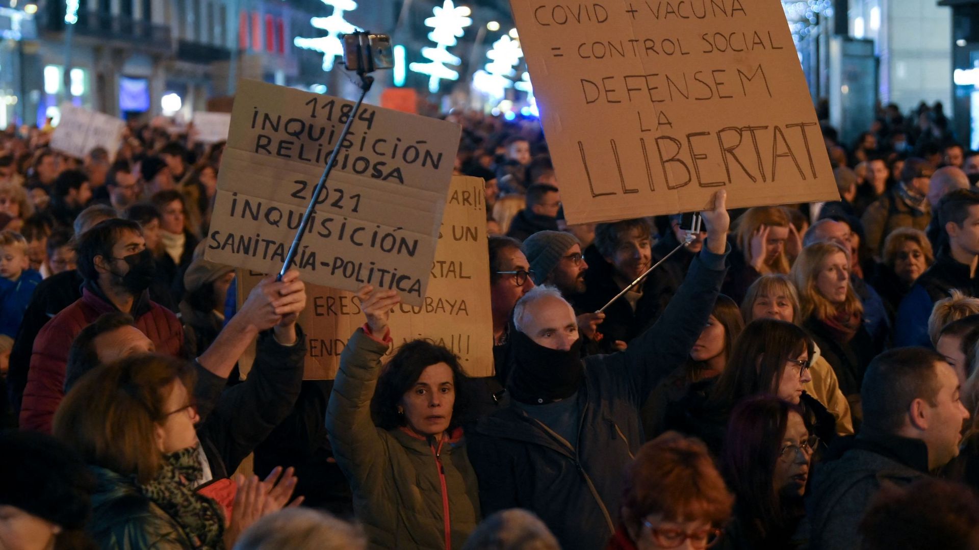 Manifestation contre le passeport sanitaire Covid-19, avec lequel les autorités visent à limiter la propagation de la pandémie de Covid-19, à Barcelone, le 11 décembre 2021.