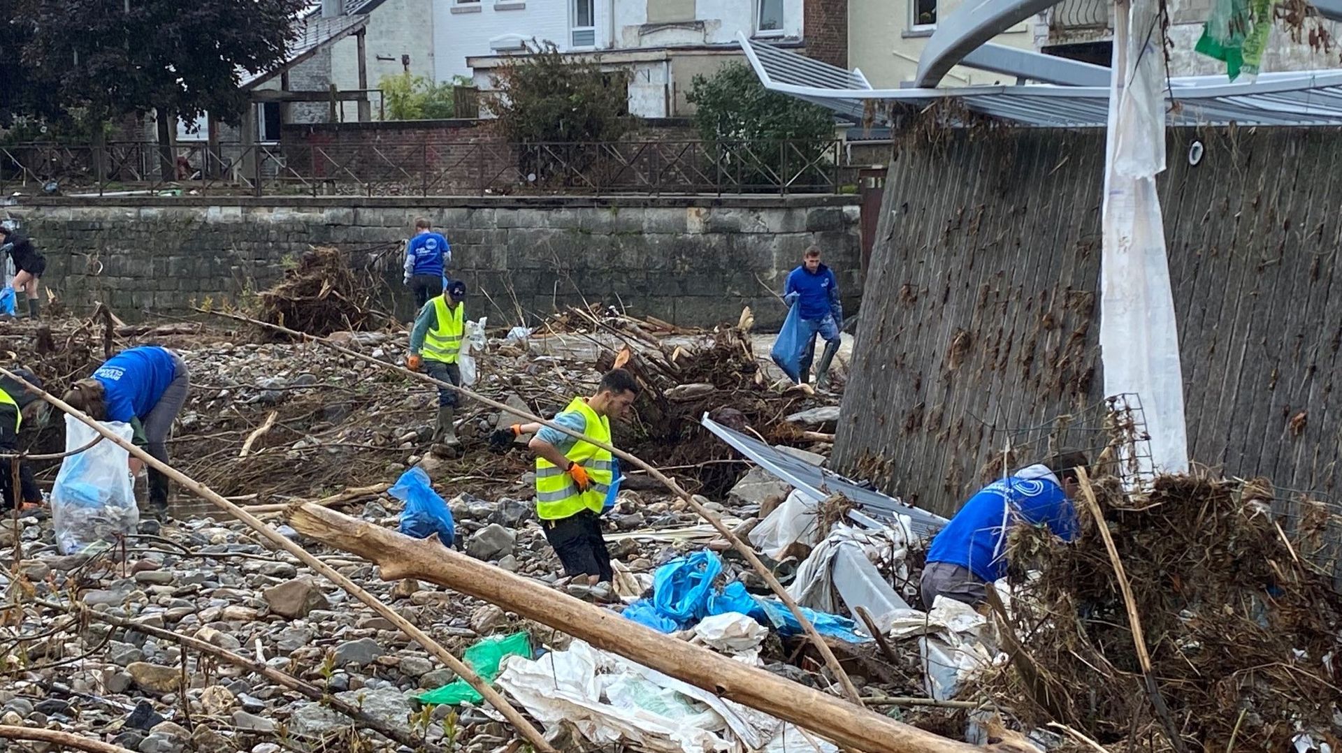 Une septantaine de volontaires a nettoyé la Vesdre à Dolhain