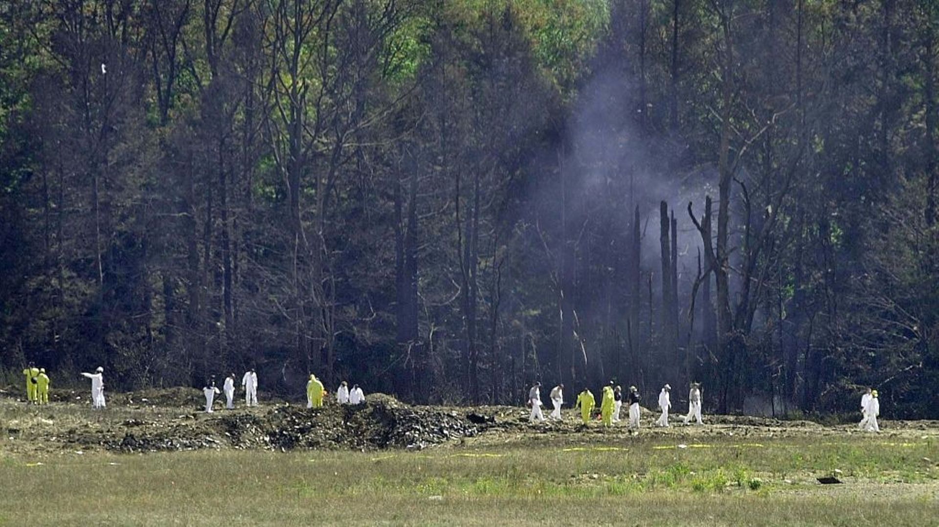 Des enquêteurs sur le site de Shanksville, en Pennsylvanie, le 12 septembre 2001, après que le vol 93 de la compagnie United Airlines s’est écrasé la veille, détourné par des jihadistes