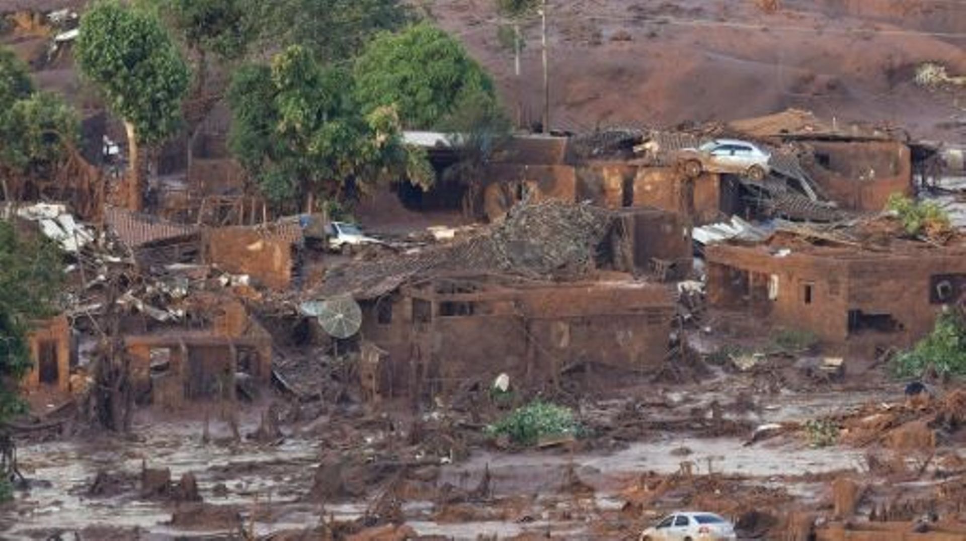 Le village de Bento Rodrigues touché par un tsunami de déchets miniers boueux après la rupture d'un barrage de la compagnie Samarco, le 6 novembre 2015 au Brésil