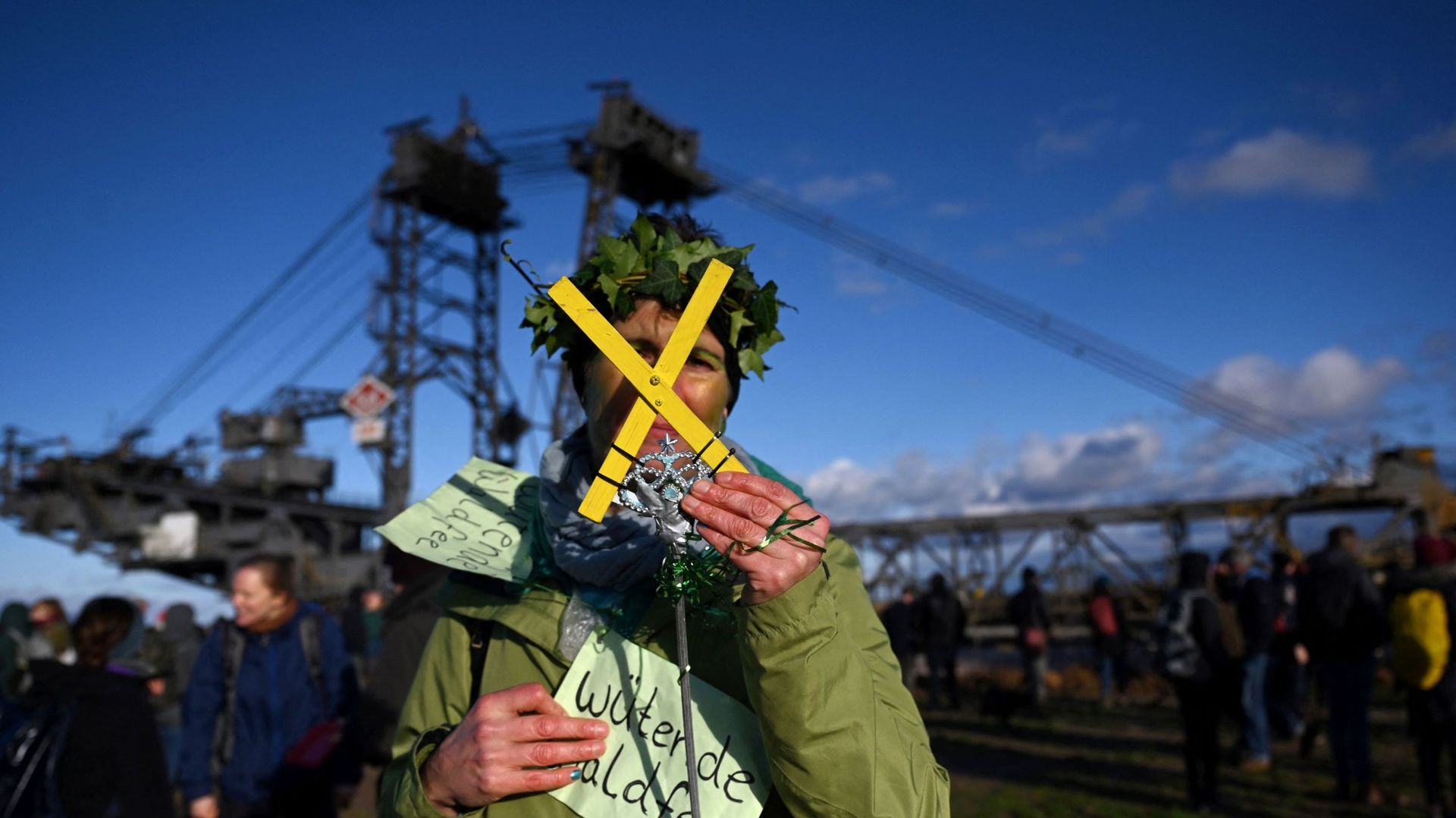 Un activiste pose avec une pancarte " Fée de la forêt en colère " et avec une croix jaune près de la mine de lignite à ciel ouvert de Garzweiler, en prévision de l’évacuation imminente du village de Luetzerath, dans l’ouest de l’Allemagne, le 8 janvier 20
