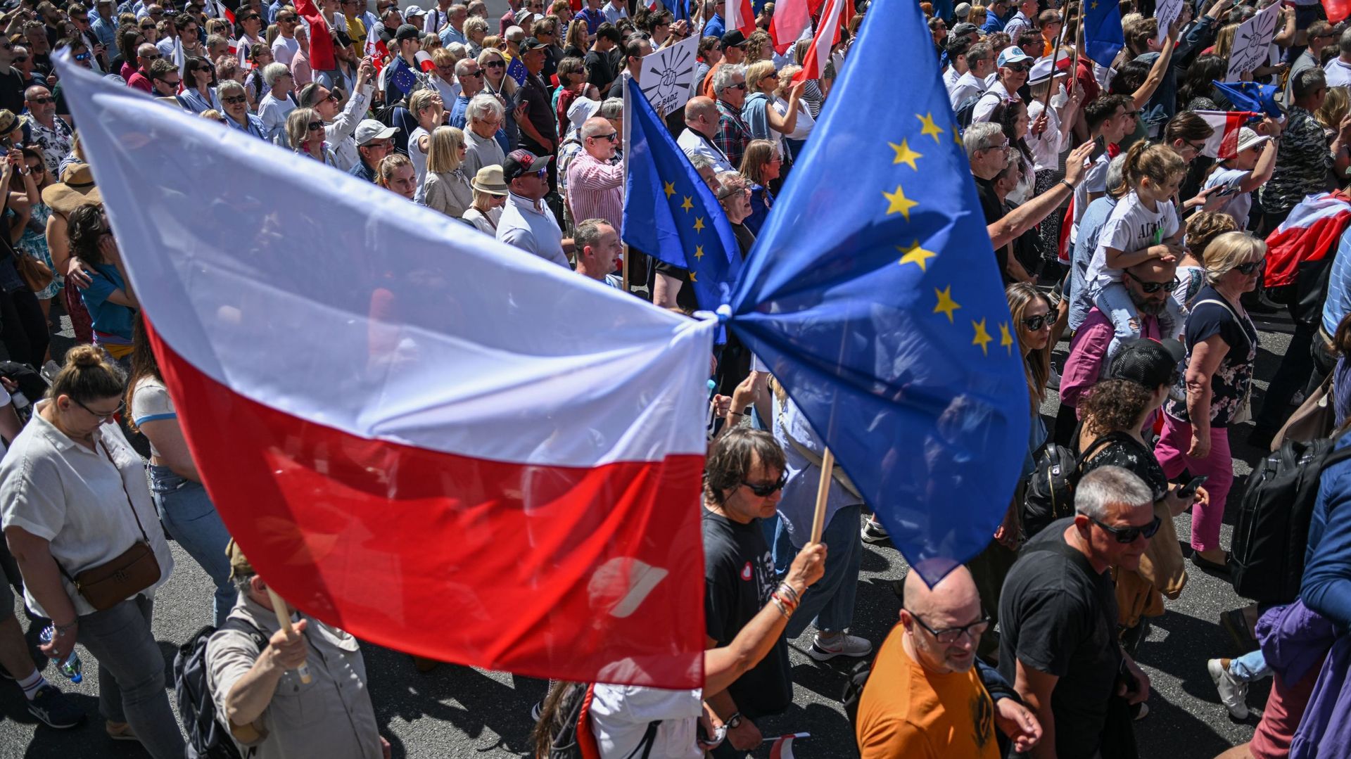 Des partisans de l'opposition tiennent des drapeaux de l'Union européenne et de la Pologne et des bannières lors de la marche pour la liberté organisée par le principal parti d'opposition, le leader de la Plate-forme civile Donald Tusk, le 04 juin 2023 à 