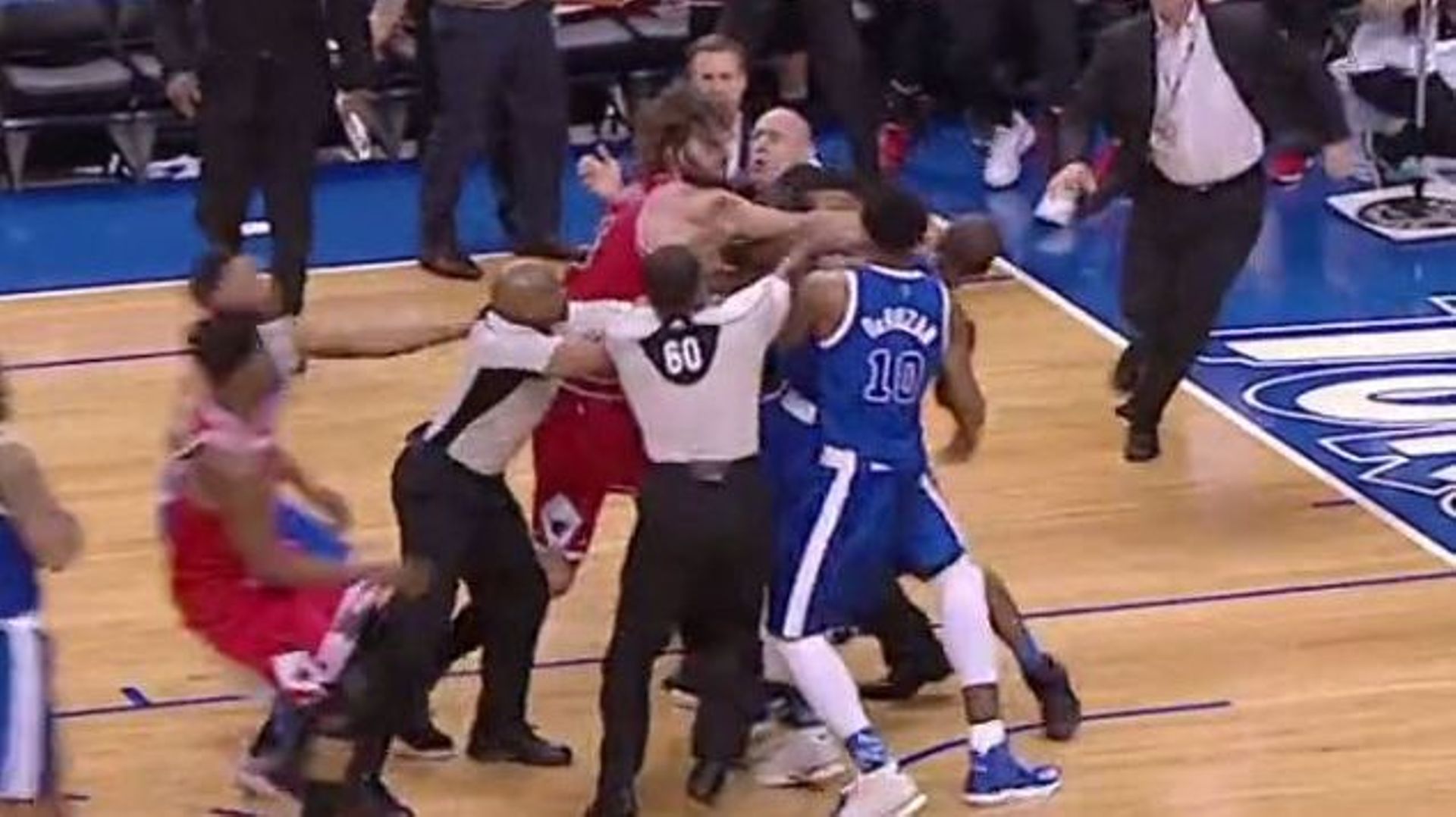 Grosse Bagarre En Plein Match En NBA RTBF Actus