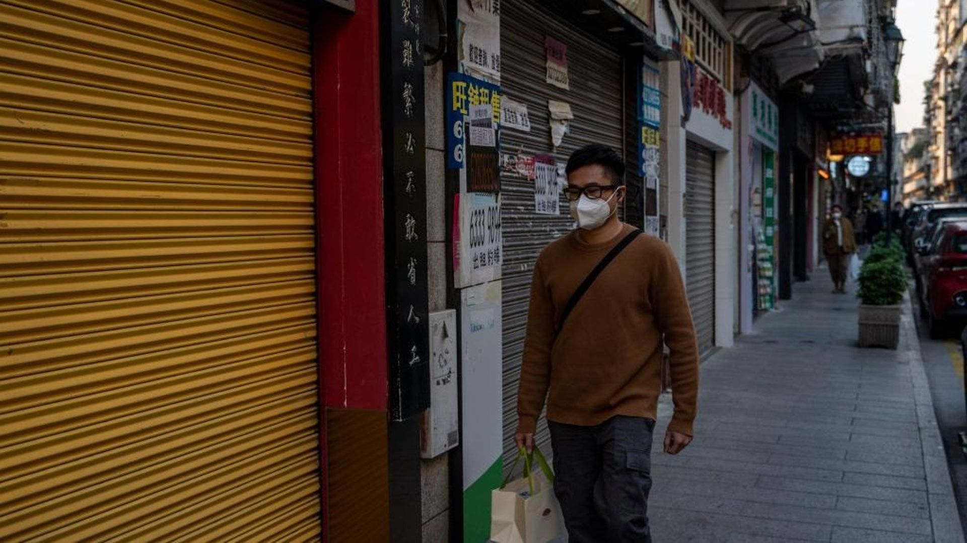 Un passant masqué contre le Covid-19 à Macao, en Chine.