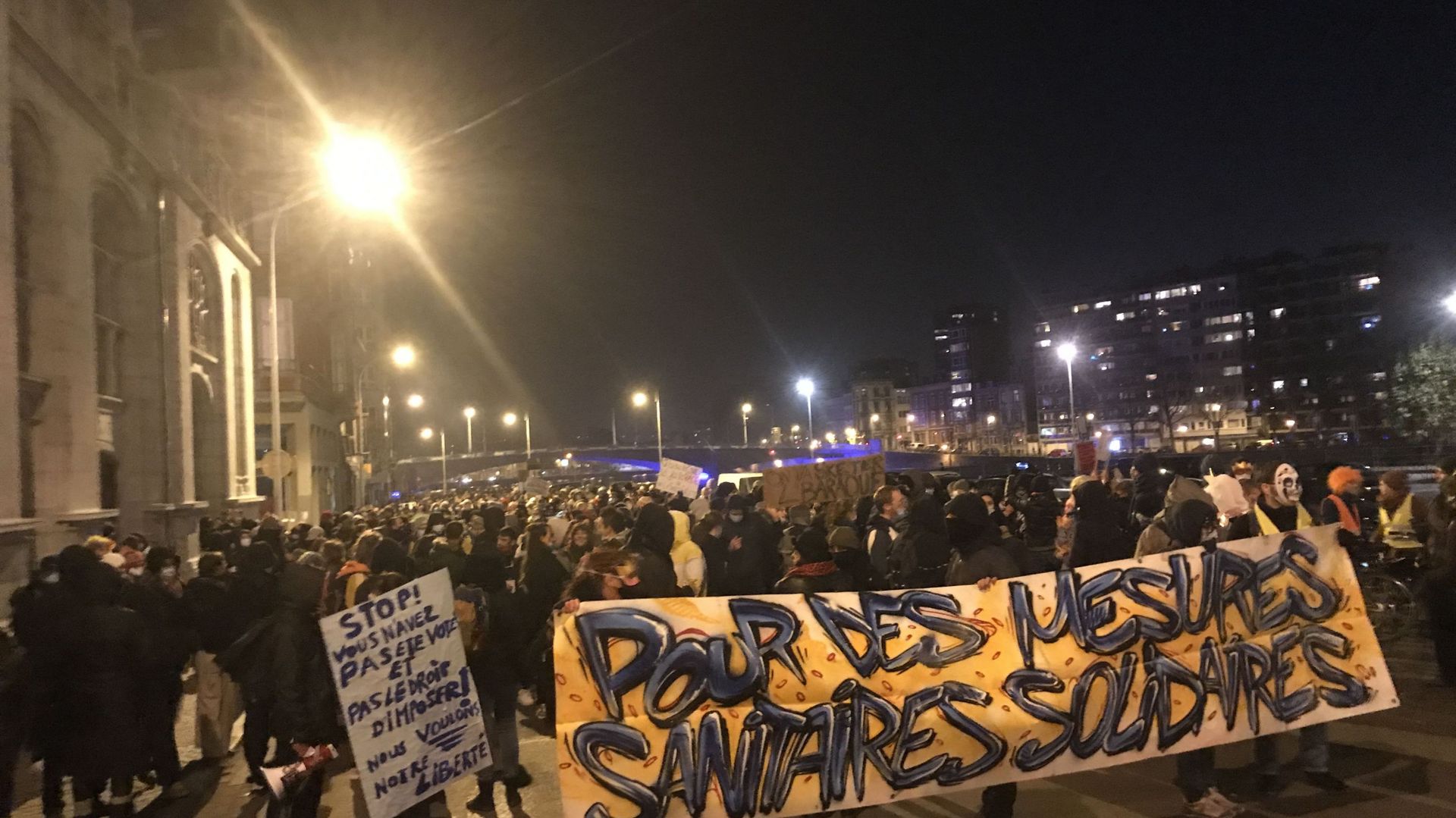 Plusieurs centaines de Liégeois se mobilisent contre le couvre-feu et pour des mesures solidaires