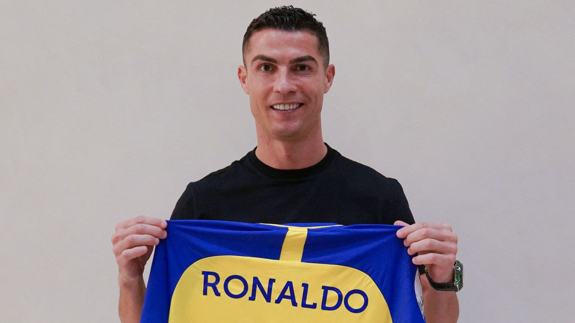 Cristiano Ronaldo pose avec ses nouvelles couleurs.