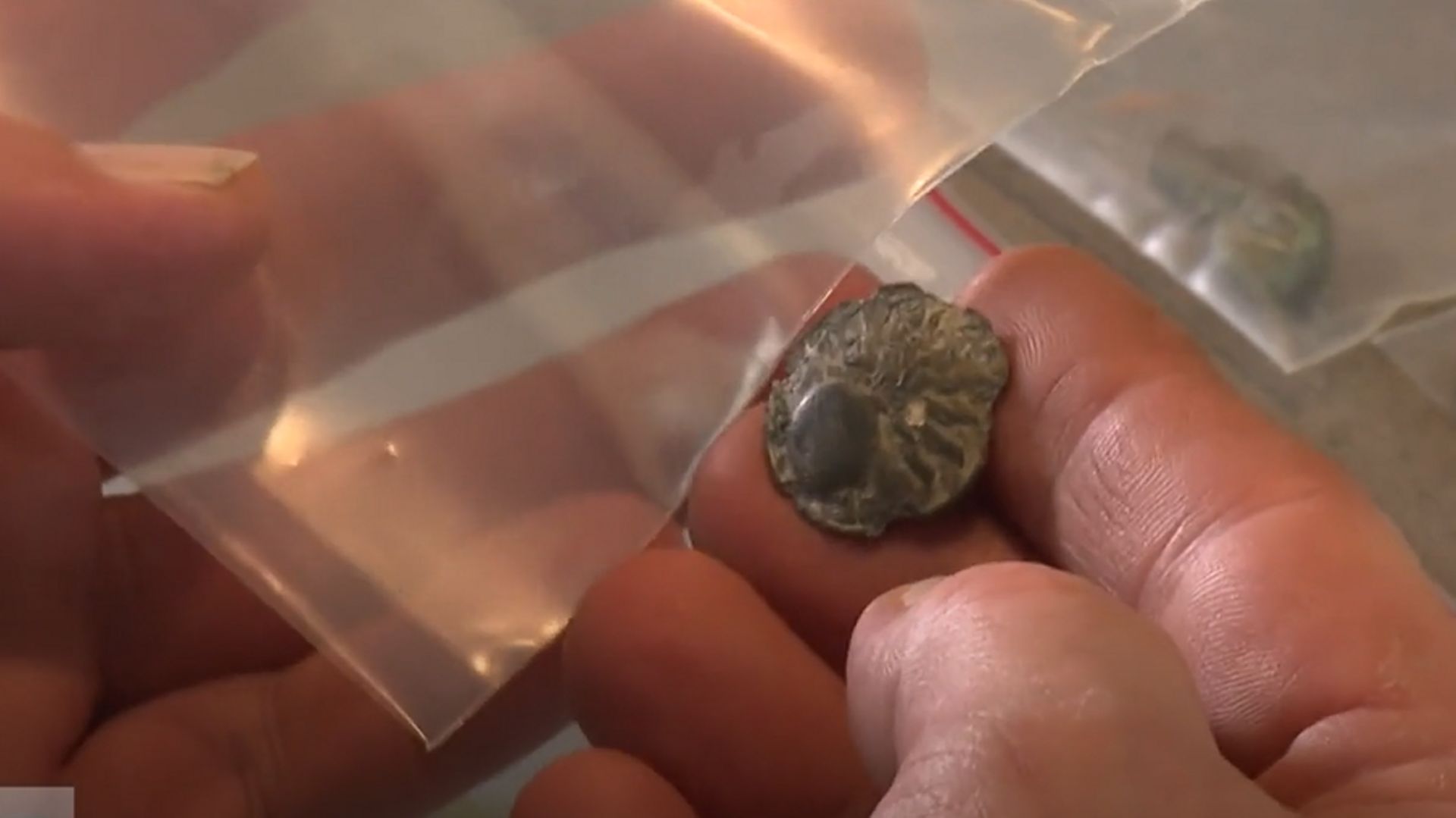 Parfois, on trouve un bouton militaire 
