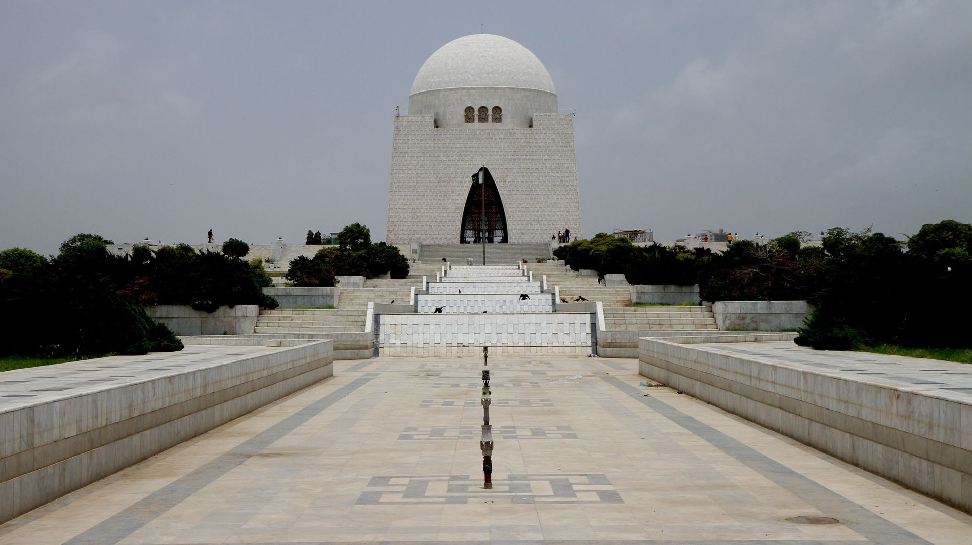 Mazar-e-Quaid, également connu sous le nom de mausolée Jinnah ou de mausolée national, est le lieu de repos final de Muhammad Ali Jinnah, le fondateur du Pakistan.