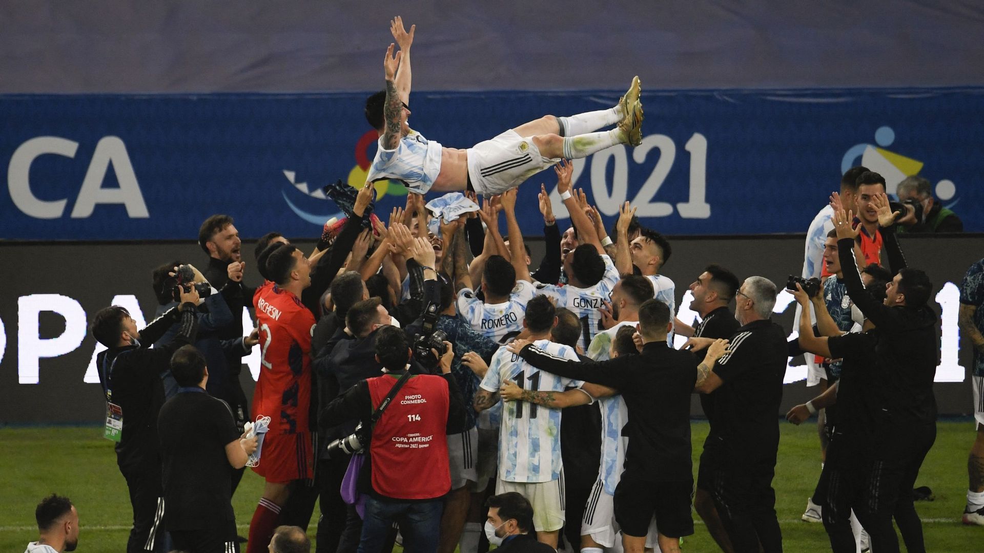 Lionel Messi a été porté en triomphe par ses coéquipiers.