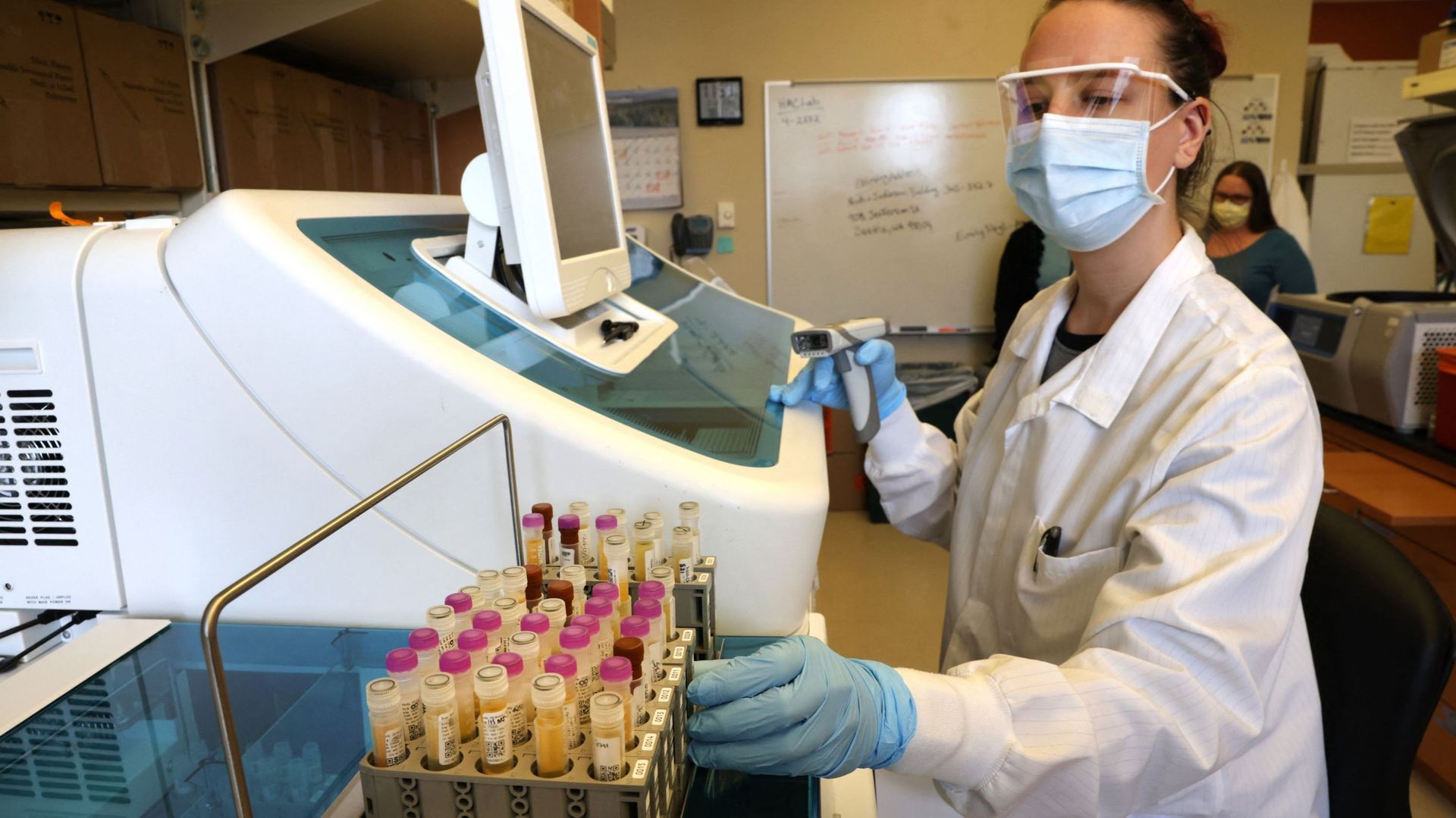 Aniela Sobel, scientifique de laboratoire médical, teste des échantillons de sérologie provenant de l’essai clinique de phase 3 du vaccin Covid-19 de Novavax au laboratoire de recherche rétrovirologique de l’UW Medicine au Harborview Medical Center, le 12