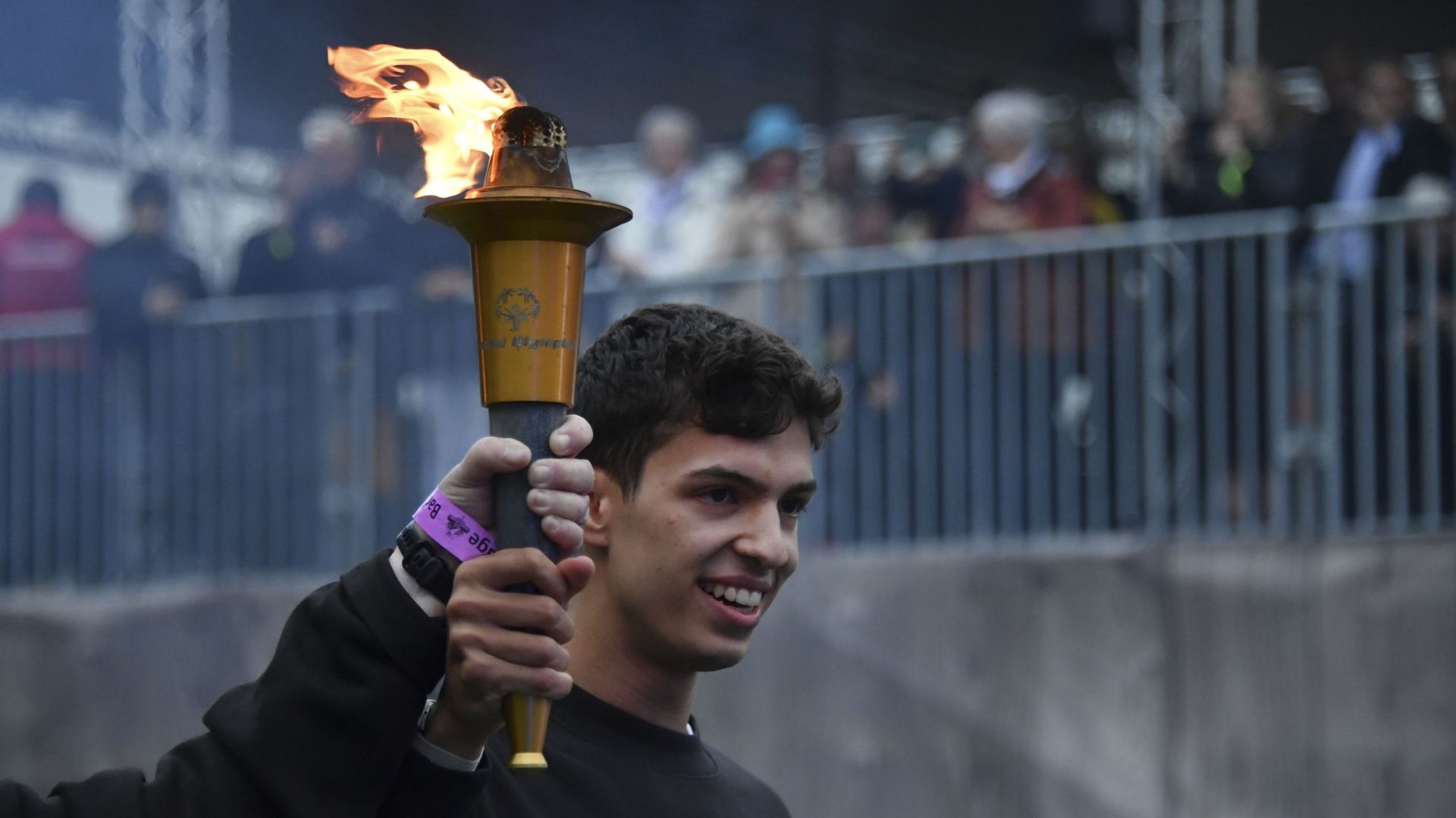 L’athlète Jonathan Sacoor tient la flamme olympique lors de la cérémonie d’ouverture de la 38e édition des Jeux Nationaux de Special Olympics Belgium, au Sports Center Blocry à Ottignies – Louvain-la-Neuve, mercredi 25 mai 2022.