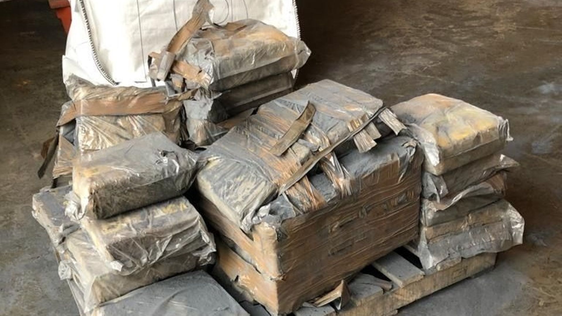 Une partie des paquets de cocaïne retrouvés sur un quai de déchargement du port de Liège fin 2020.
