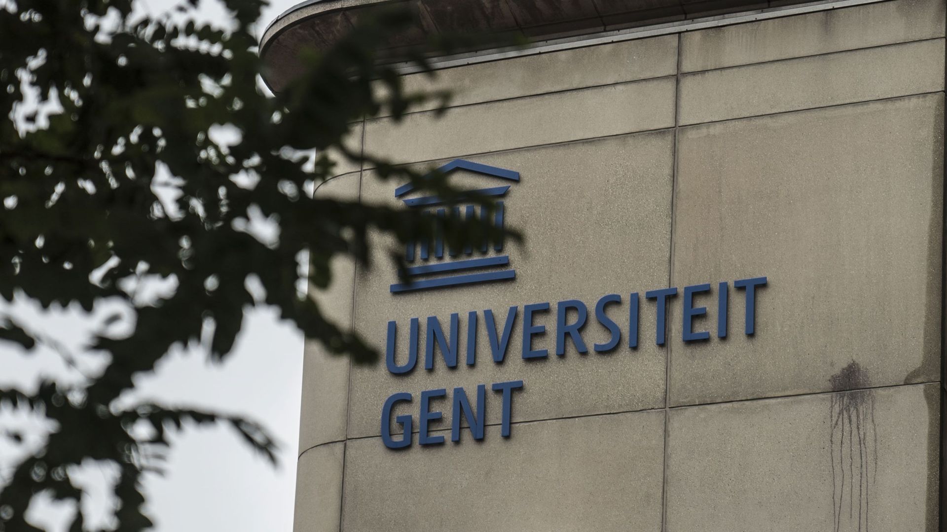 Un professeur et un assistant de l’université de Gand suspendus après un salut nazi