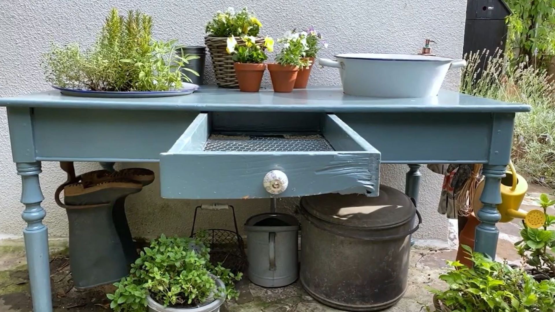 Une table en bois devient un établi multifonction. Placé près du potager, il pourra servir, par exemple, pour laver vos récoltes.