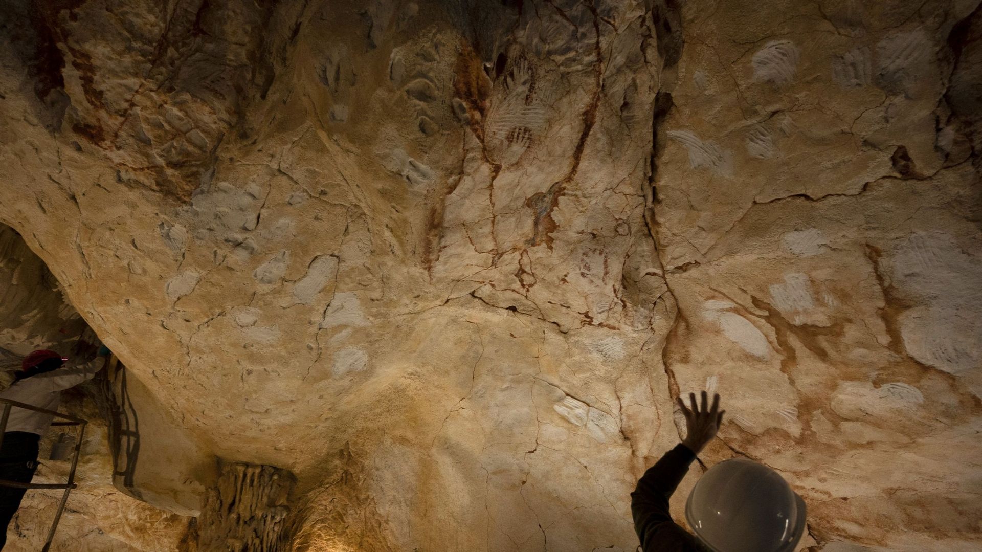 Réplique de pochoirs de mains, dans la réplique de la grotte de Cosquer, à Marseille
