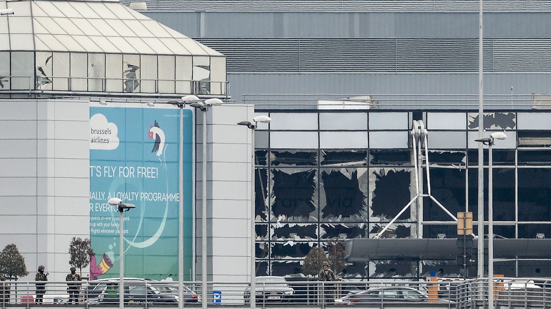 Le hall de départ explosé photographié à l’aéroport de Bruxelles, à Zaventem, mardi 22 mars 2016. Deux explosions dans le hall de départ de l’aéroport de Bruxelles ont coûté la vie à 11 personnes, 81 ont été blessées.