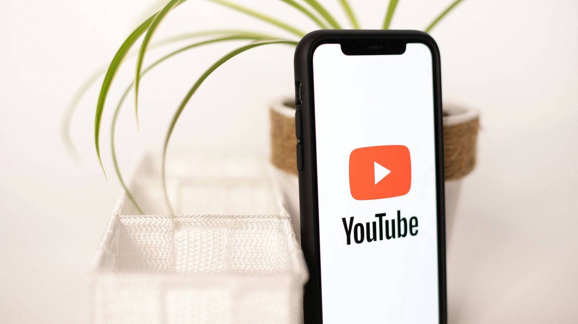 YouTube lance son programme pour accorder une deuxième chance aux comptes bannis pour désinformation