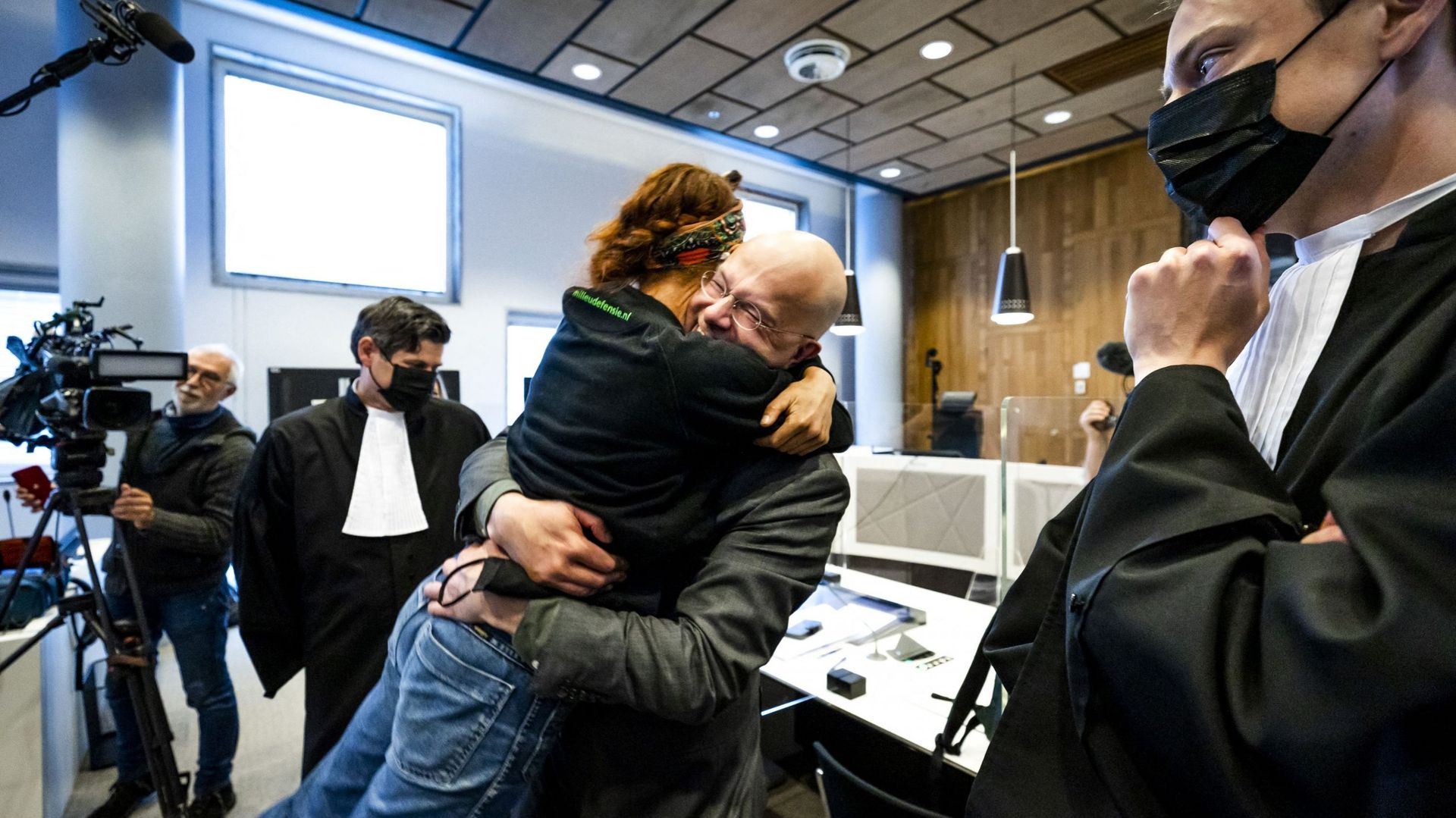 Joie des plaignants au tribunal de La Haye, au Pays-Bas, le 26 mai 2021 
