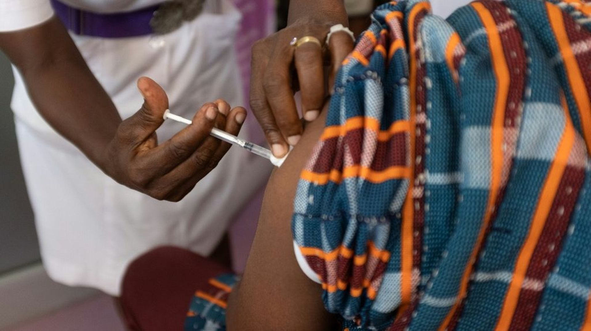 Un homme est vacciné contre le Covid-19 avec le vaccin AstraZeneca à l'hôpital Ridge d'Accra, au Ghana, le 2 mars 2021