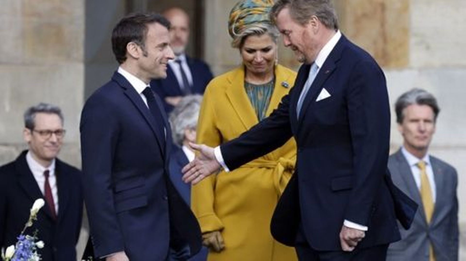 French President Emmanuel Macron (L) is welcomed by King Willem-Alexander of the Netherlands (R) and his wife Maxima during a welcoming ceremony in The Hague on April 11, 2023 as part of a state visit to the Netherlands.  Ludovic MARIN / AFP