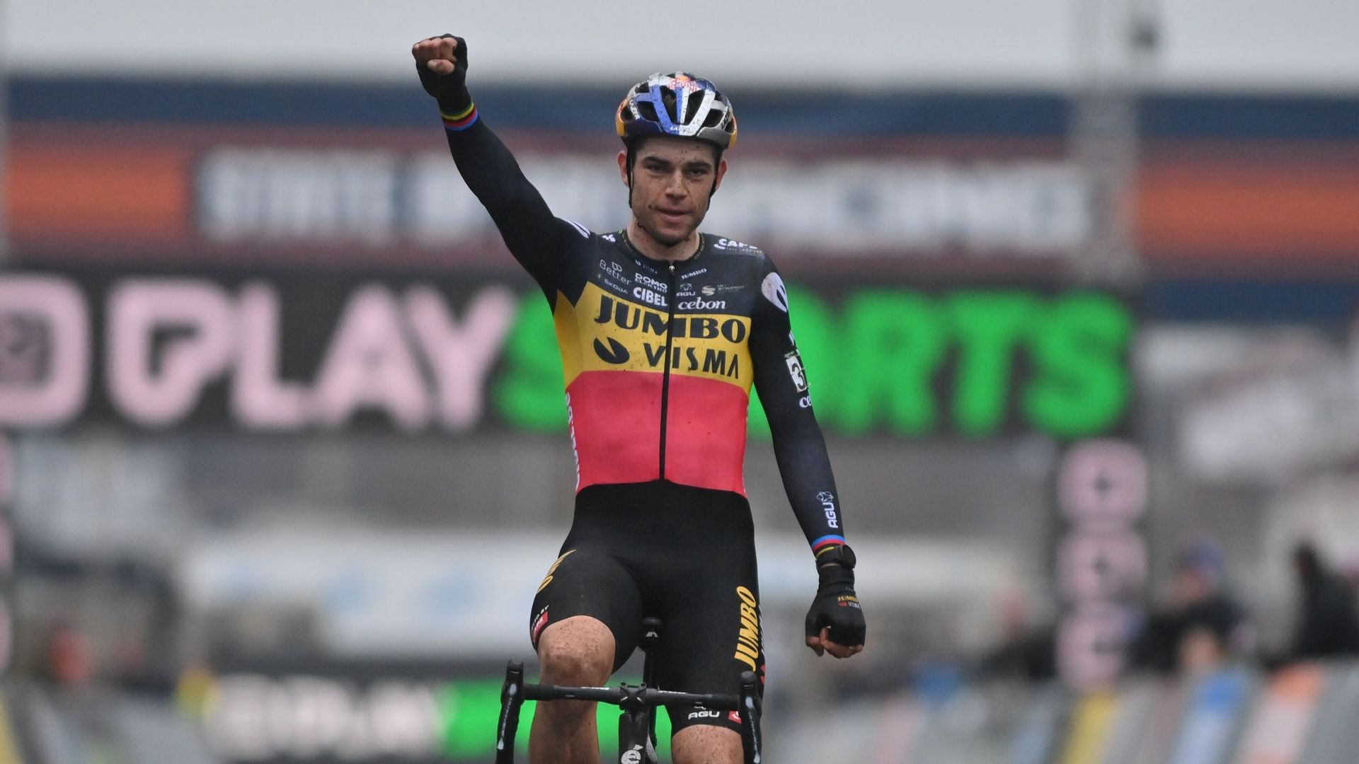 Intouchable, Wout van Aert remporte le cyclo-cross d’Heusden-Zolder, van der Poel abandonne