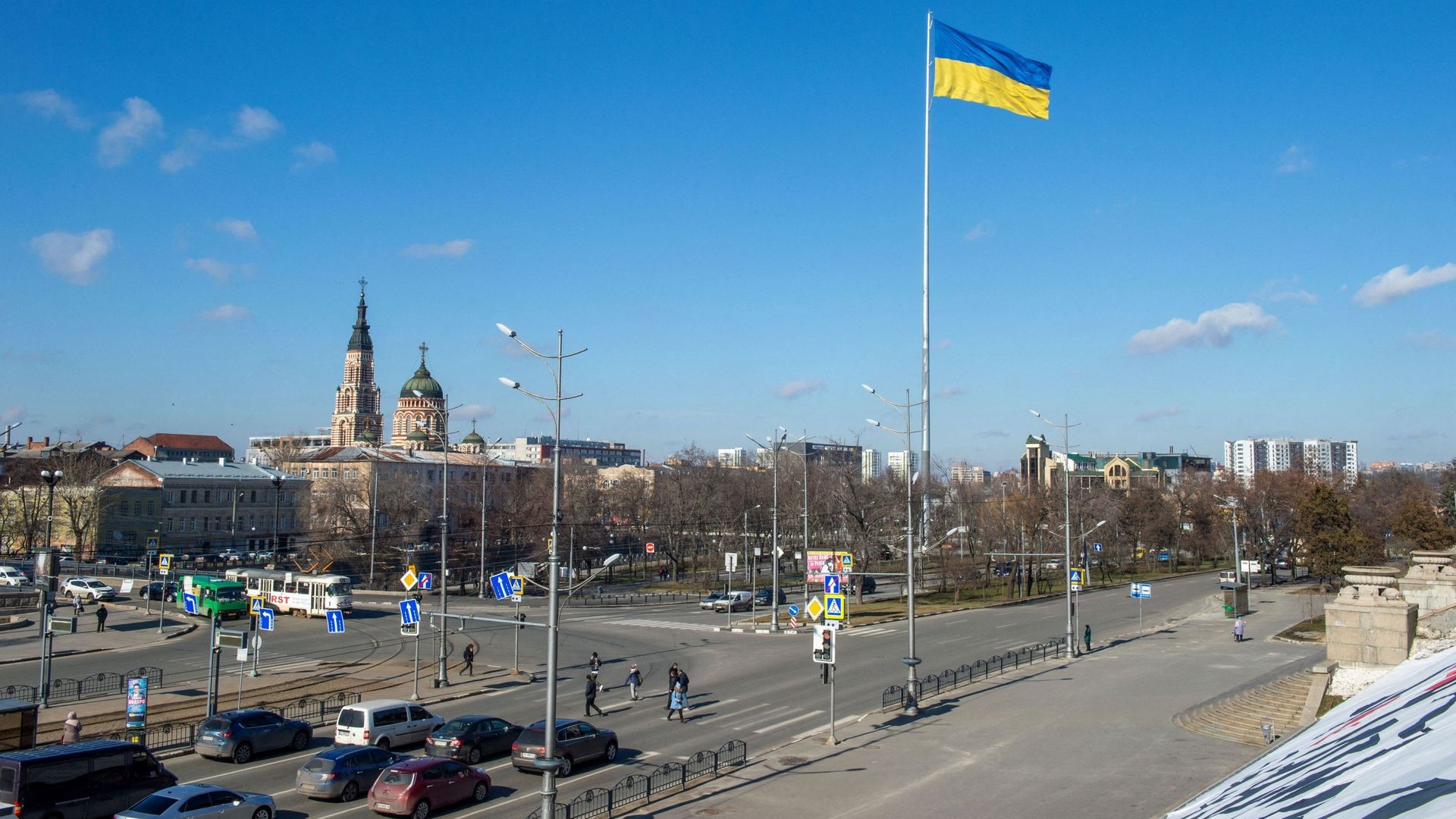 Le drapeau national ukrainien flotte dans le centre de Kharkiv, deuxième ville d'Ukraine, à quelque 40 km de la frontière ukraino-russe, le 21 février 2022. L'Ukraine a demandé une réunion d'urgence du Conseil de sécurité des Nations unies pour faire face
