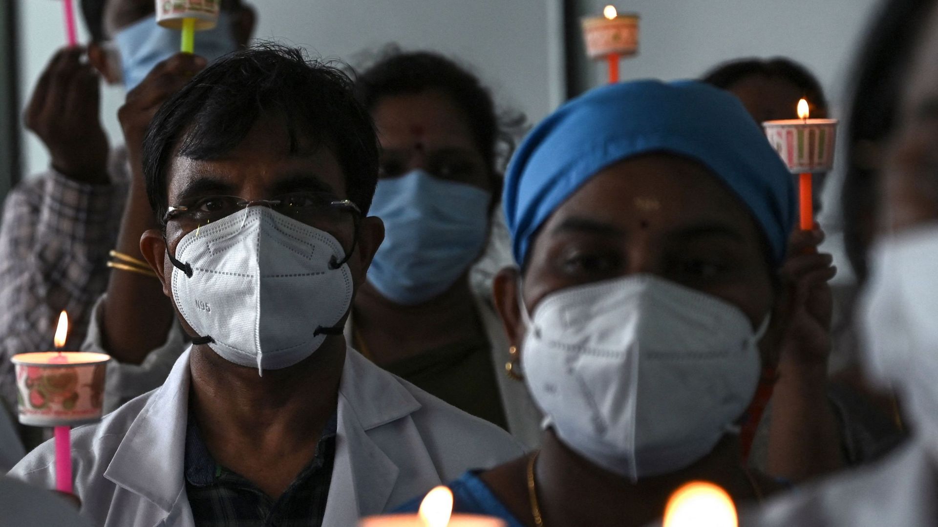 Des médecins procèdent à une veillée à la bougie en hommage aux médecins qui ont perdu la vie pendant la pandémie de coronavirus Covid-19, à l'occasion de la Journée nationale des médecins, à Chennai, le 1er juillet 2021