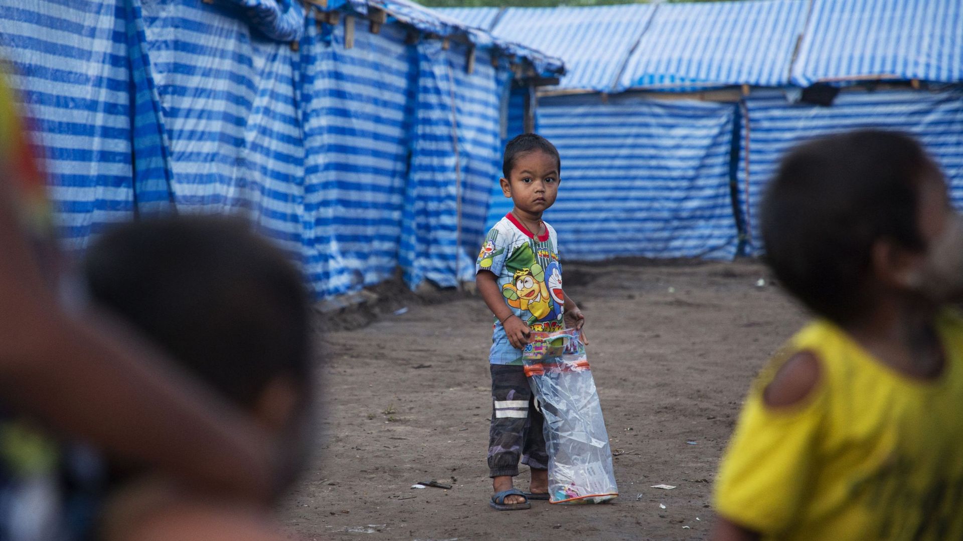 Cette photo prise le 14 février 2022 montre des enfants réfugiés du Myanmar, qui ont fui une recrudescence de la violence alors que l’armée réprime les groupes rebelles, dans un camp à Nawphewlawl, près de la frontière entre le Myanmar et la Thaïlande, da