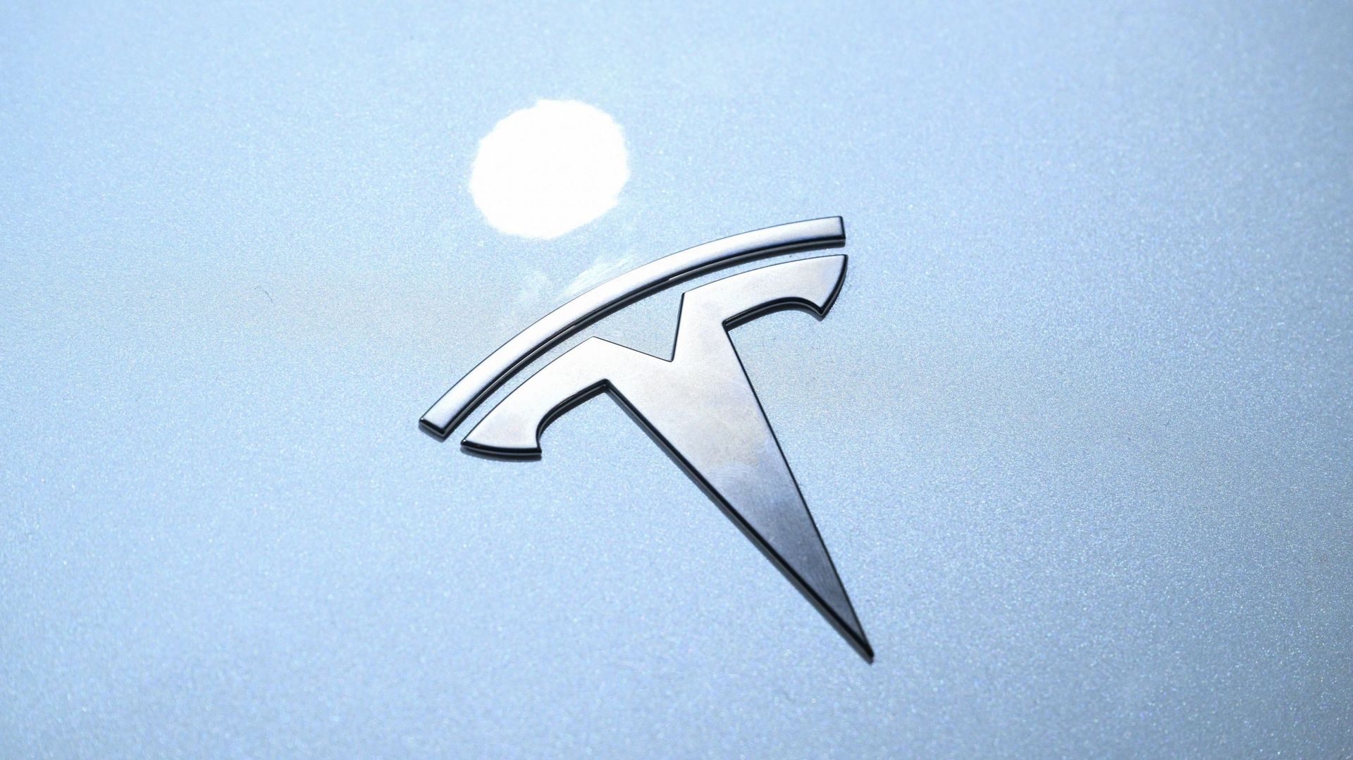 Les voitures Tesla filment-elles leur environnement en toute légalité ? La ministre Matz demande des explications sur le dispositif sentinelle