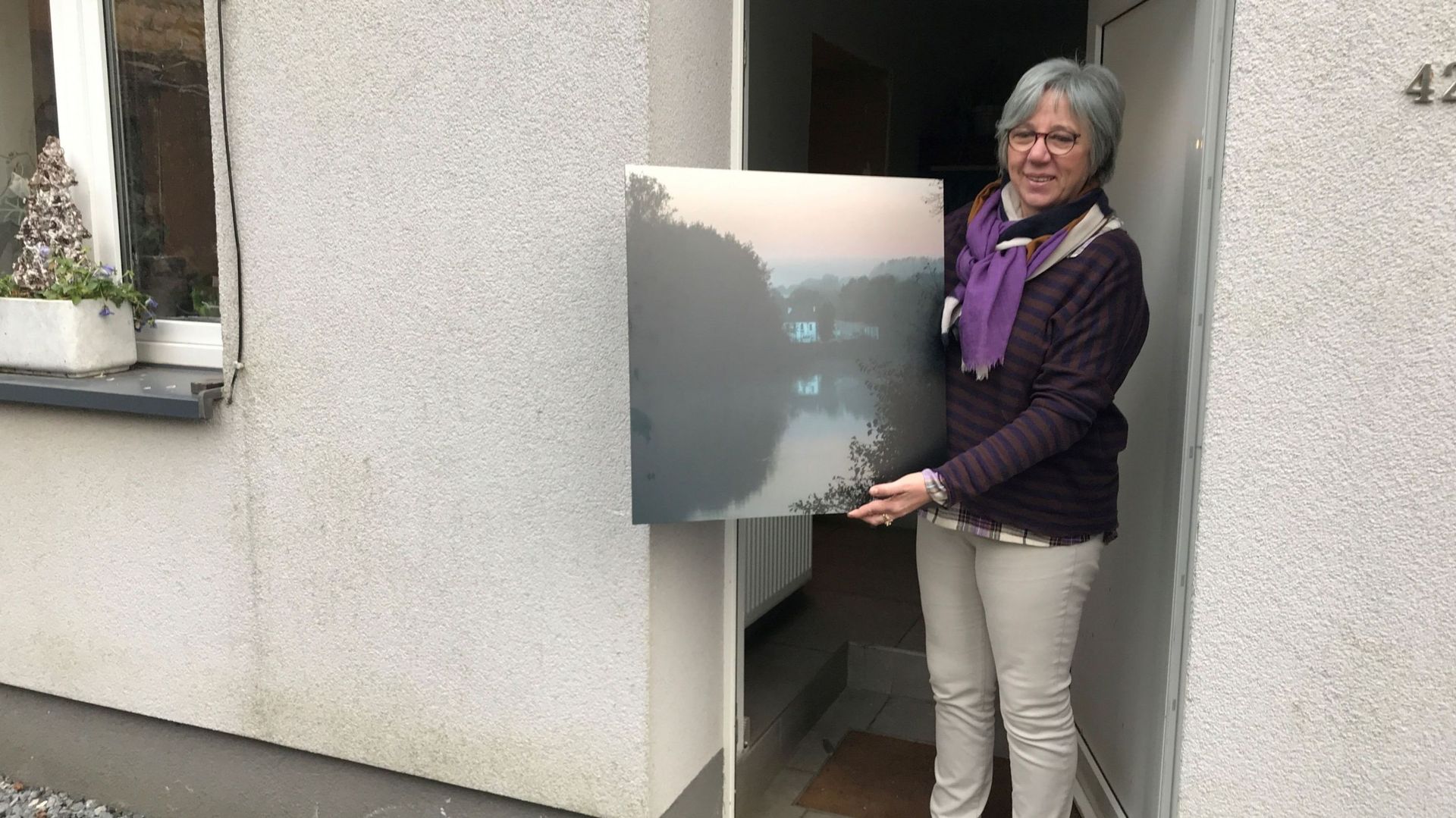 Bénédicte Scoyez reçoit une photo sur aluminium réalisée par le collectif Déclic
