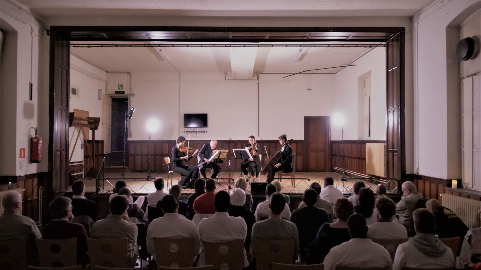 Le quatuor à cordes monte sur scène à la prison de Forest
