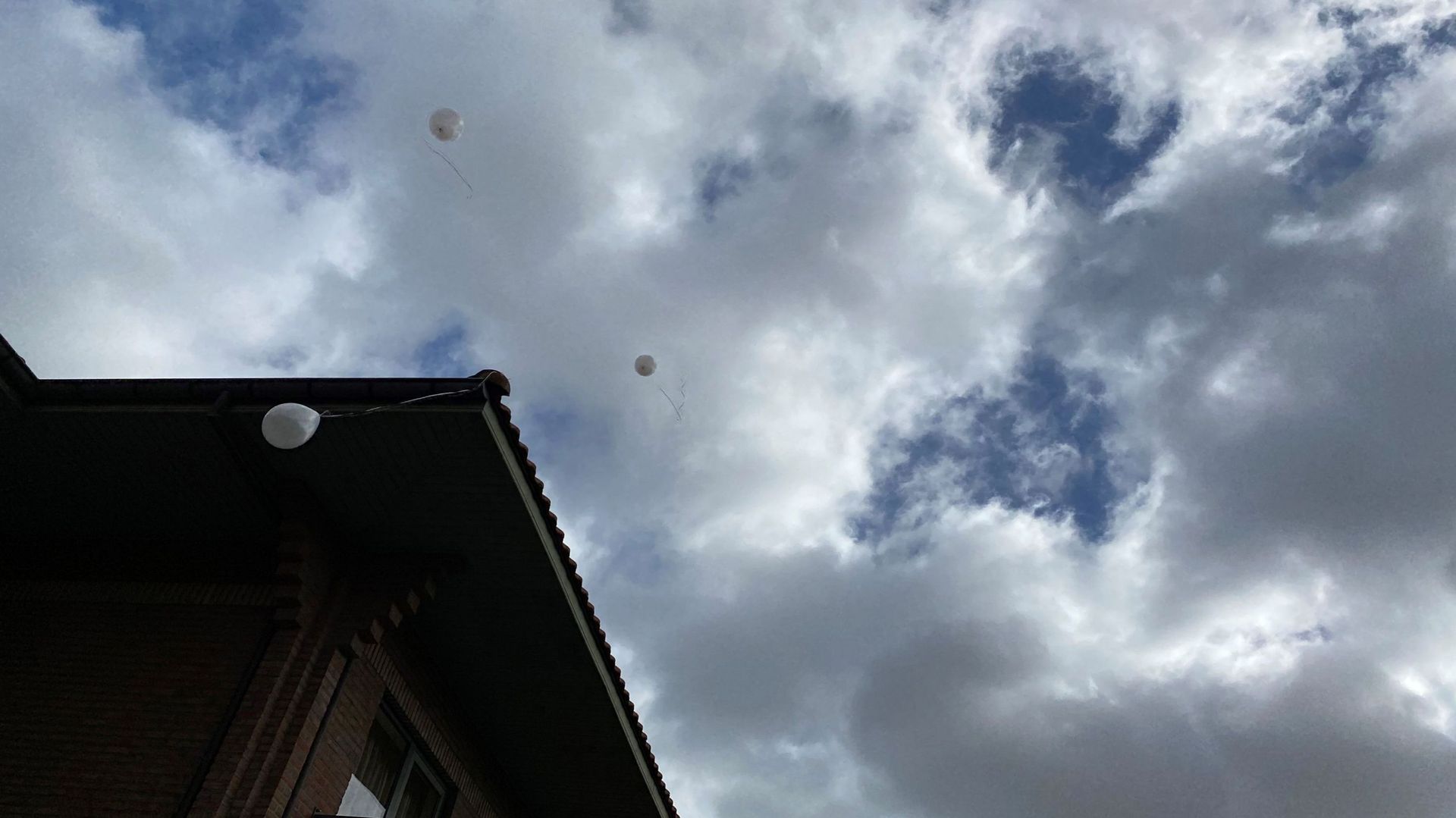 Les ballons qui se sont envolés et un qui s'accroche, symboliquement diront certains, à la toiture