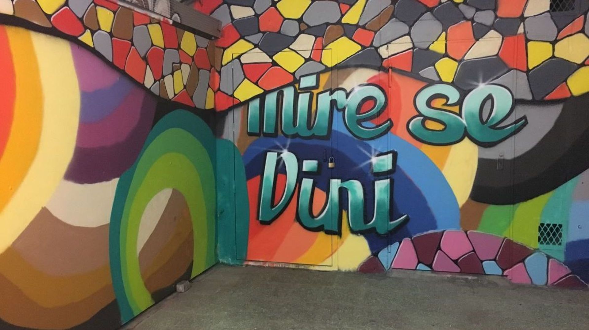Une nouvelle fresque décore à présent le tunnel de la place de la Station, à Namur. Soit juste devant la gare.