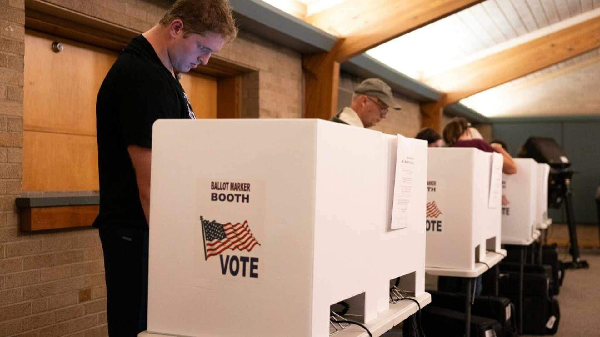 Des électeurs votent sur l'inscription du droit à l'avortement dans la Constitution de l'Ohio, le 7 novembre 2023 à Colombus