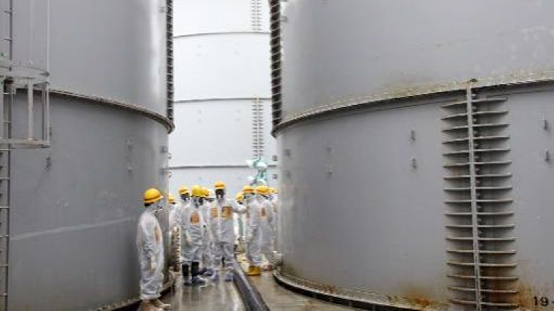 Des experts de l'autorité de régulation nucléaire japonaise et des membres de l'AIEA sur le site de Fukushima le 23 août 2013