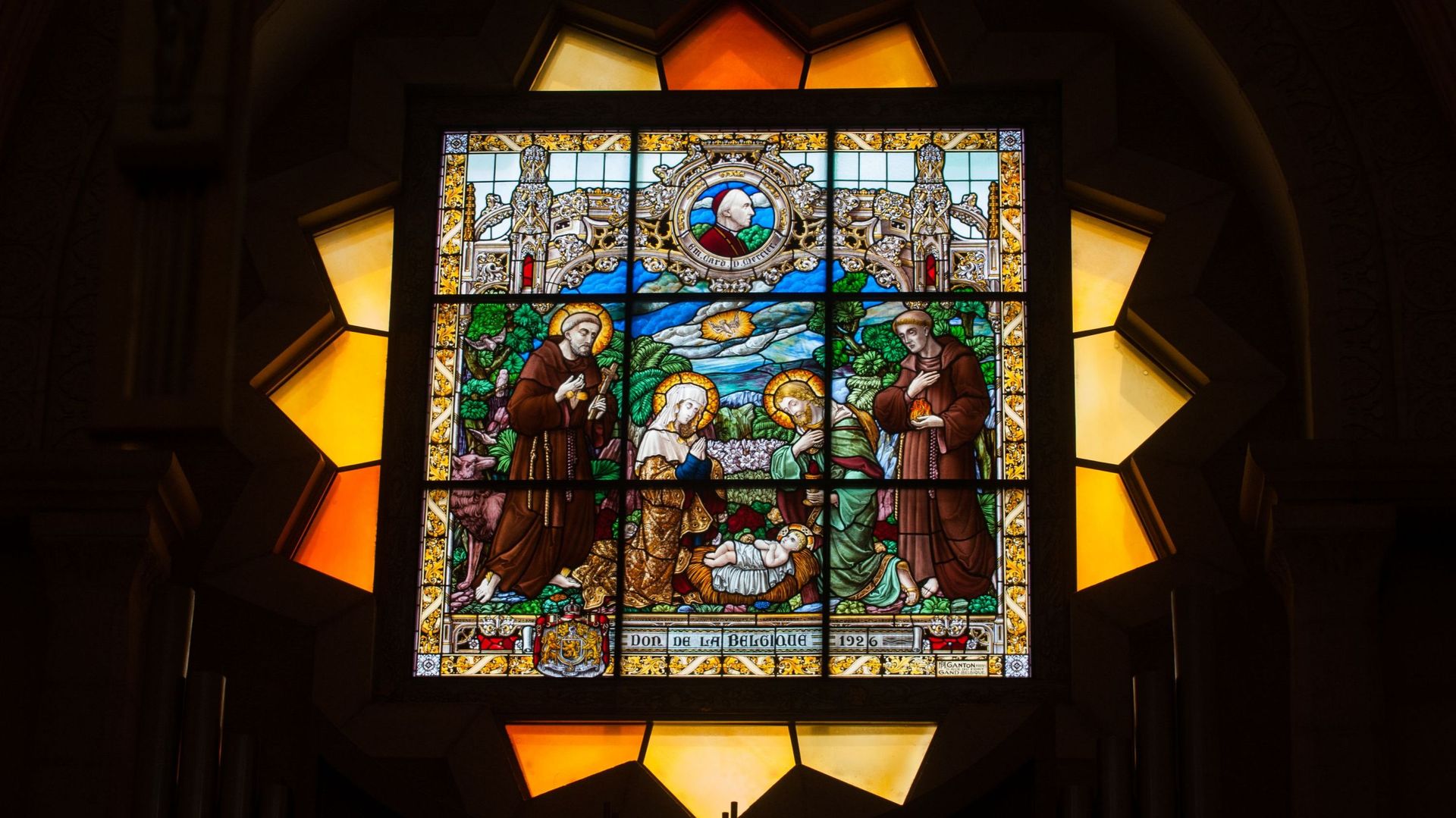 Le vitrail, qui représentante la nativité, trône au-dessus du chœur depuis 1926.