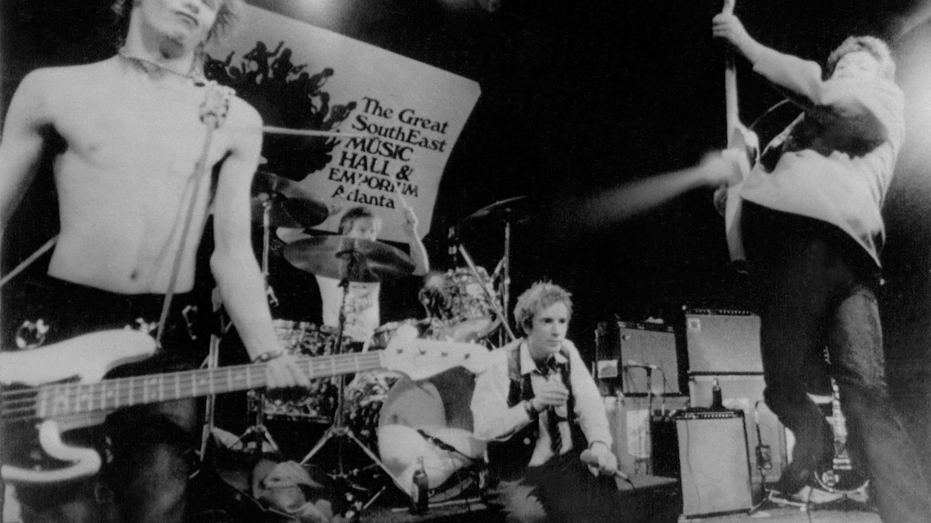 Dans "God Save the Queen", les Sex Pistols dénoncent "un régime fasciste" avec à sa tête une monarque "qui n’est pas un être humain".