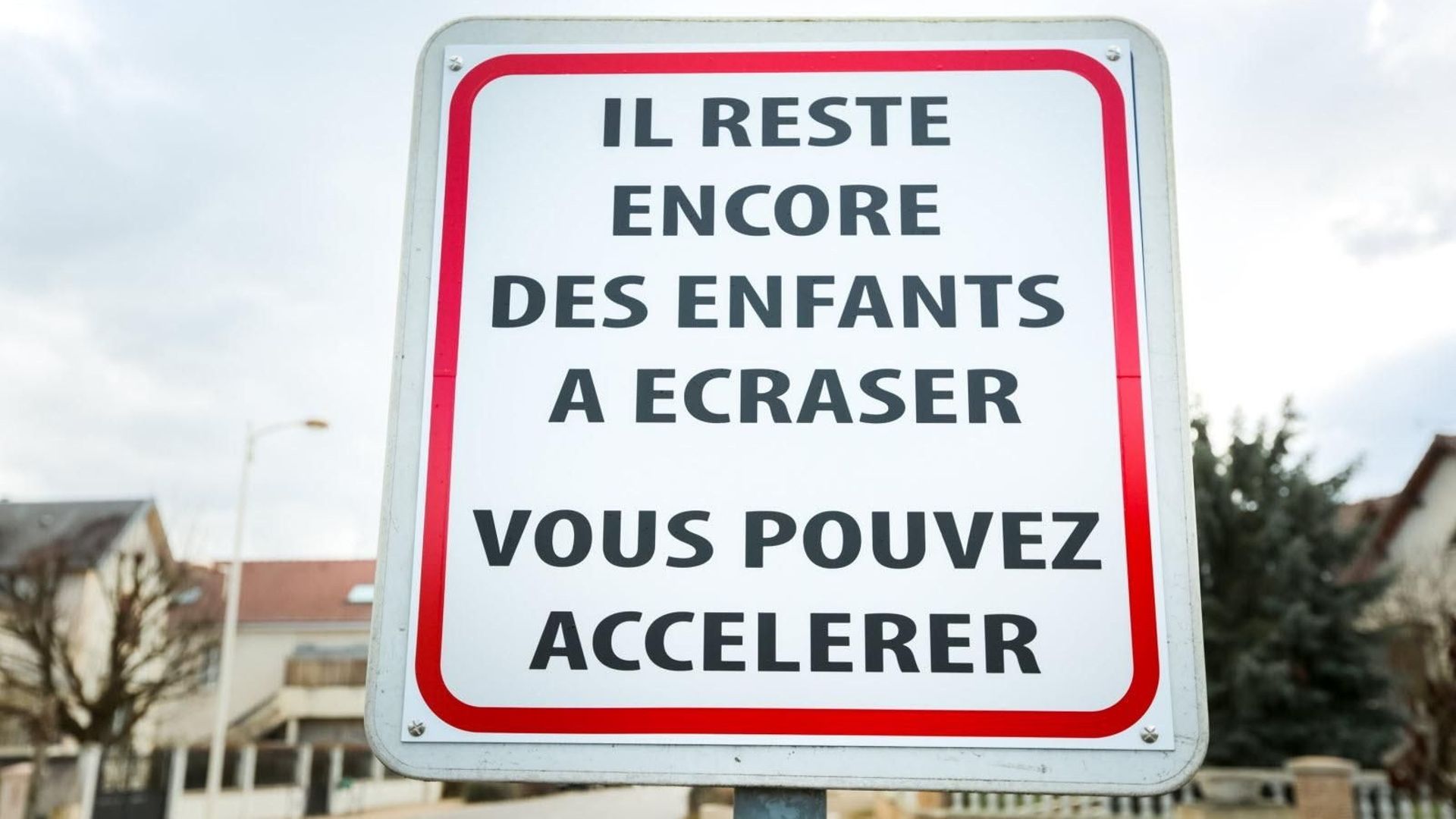 "Il reste encore des enfants à écraser" sur un panneau dans la commune de Bretenière en France.