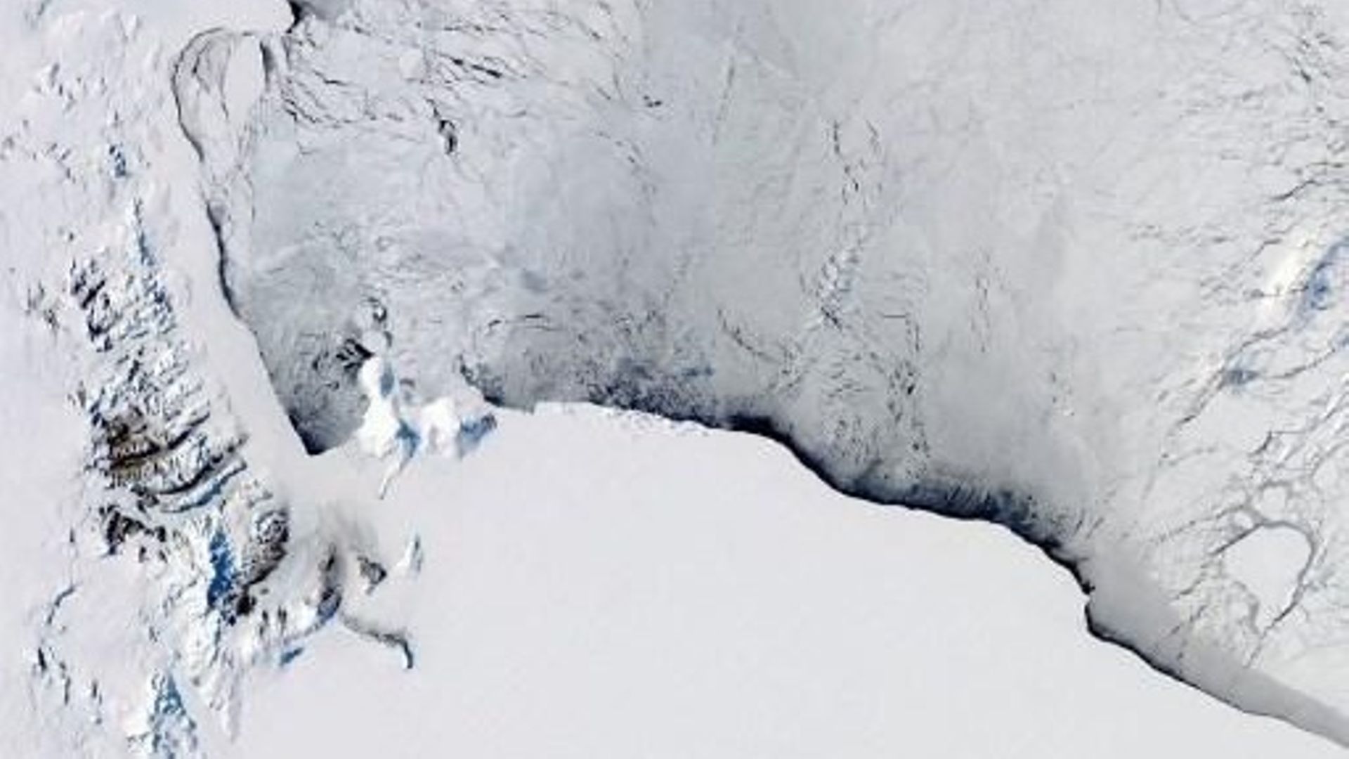 Cette image du 16 octobre 2012 du satellite Aqua de la NASA, capturée par le spectroradiomètre imageur à résolution modérée (MODIS) embarqué, montre une vue de la mer de Ross occidentale et de la plate-forme glaciaire, en Antarctique.