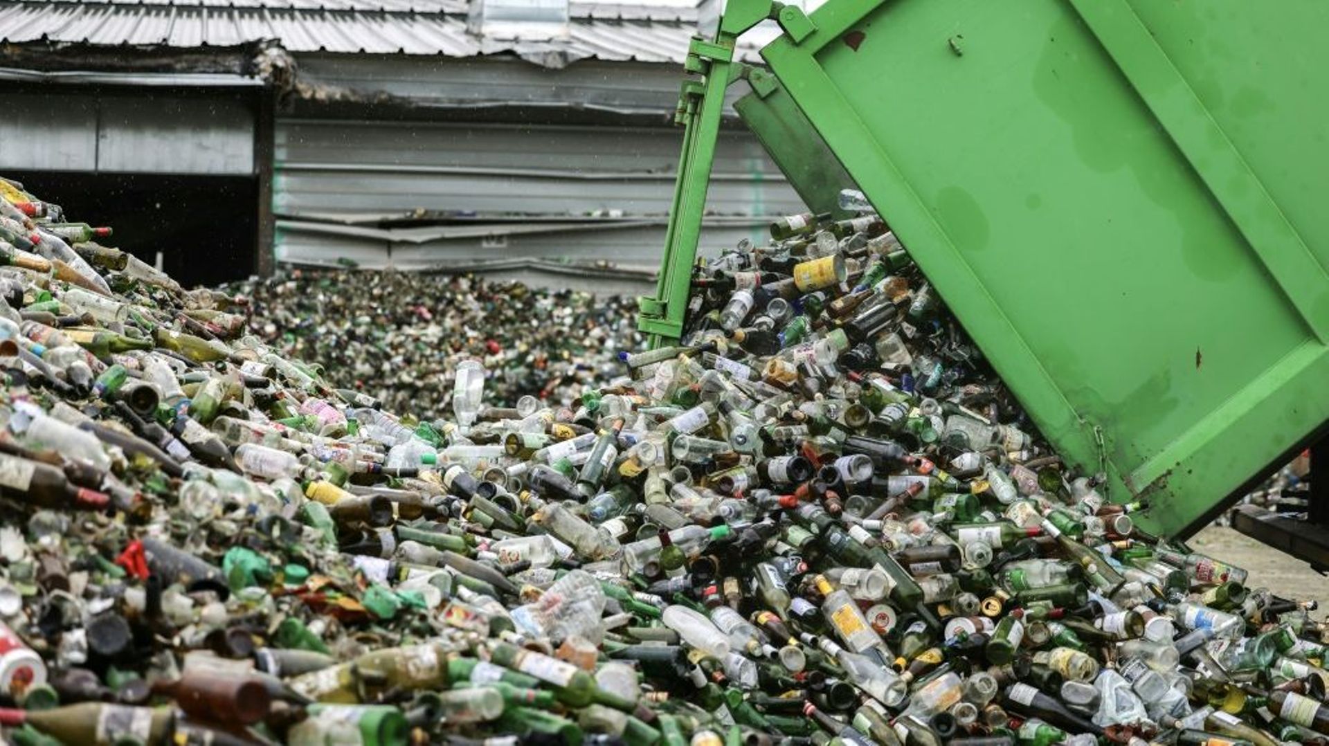 Un camion-benne décharge sa collecte de verre jeté par les particuliers dans des conteneurs de récup'verre, le 27 avril 2023 à Saint-Juéry, dans le Tarn