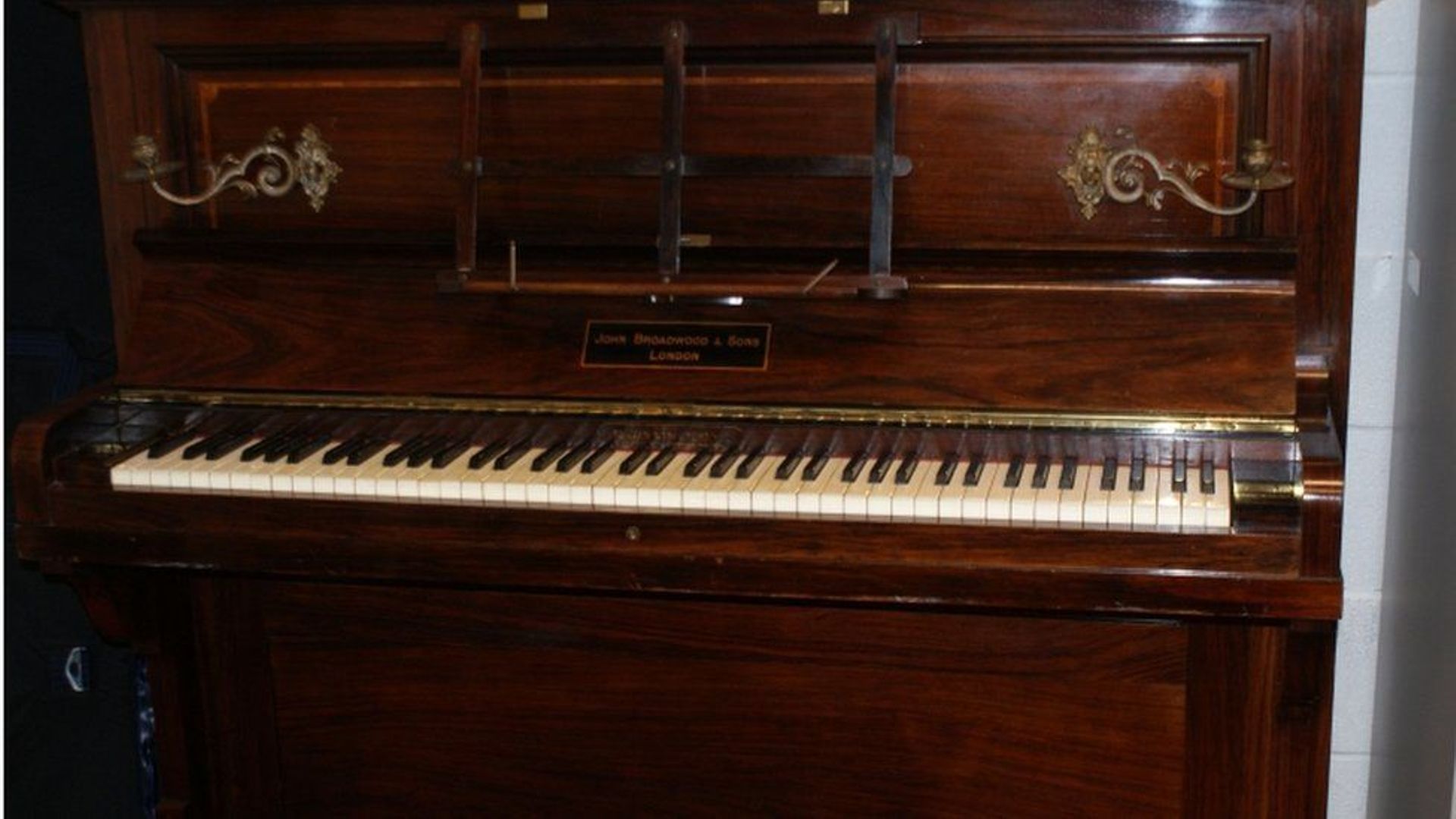 Un trésor de pièces d'or anglaises a été retrouvé dans un piano