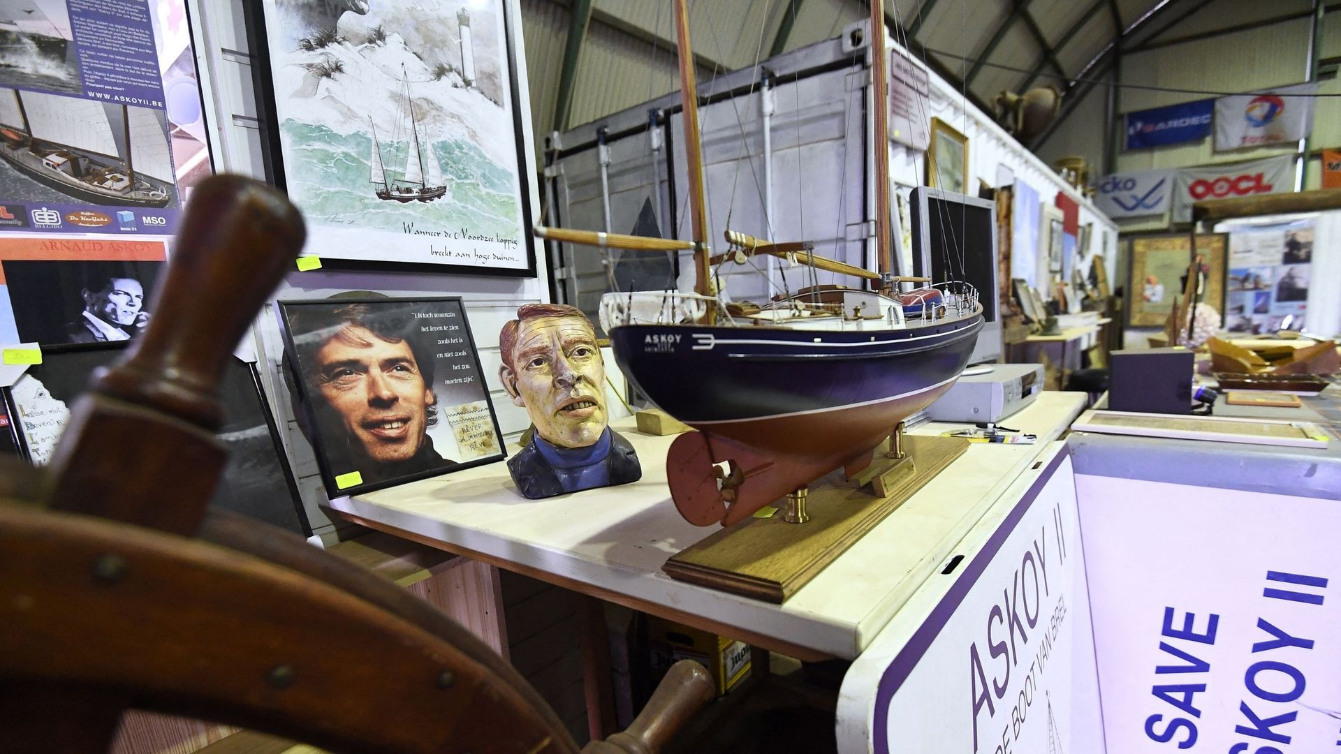 Des souvenirs et des objets à vendre, dédiés au regretté chanteur belge Jacques Brel, sont exposés dans le hangar où le vieux bateau du chanteur, l’Askoy II, est en cours de restauration dans le port de Zeebrugge. Photo prise le 3 avril 2018.