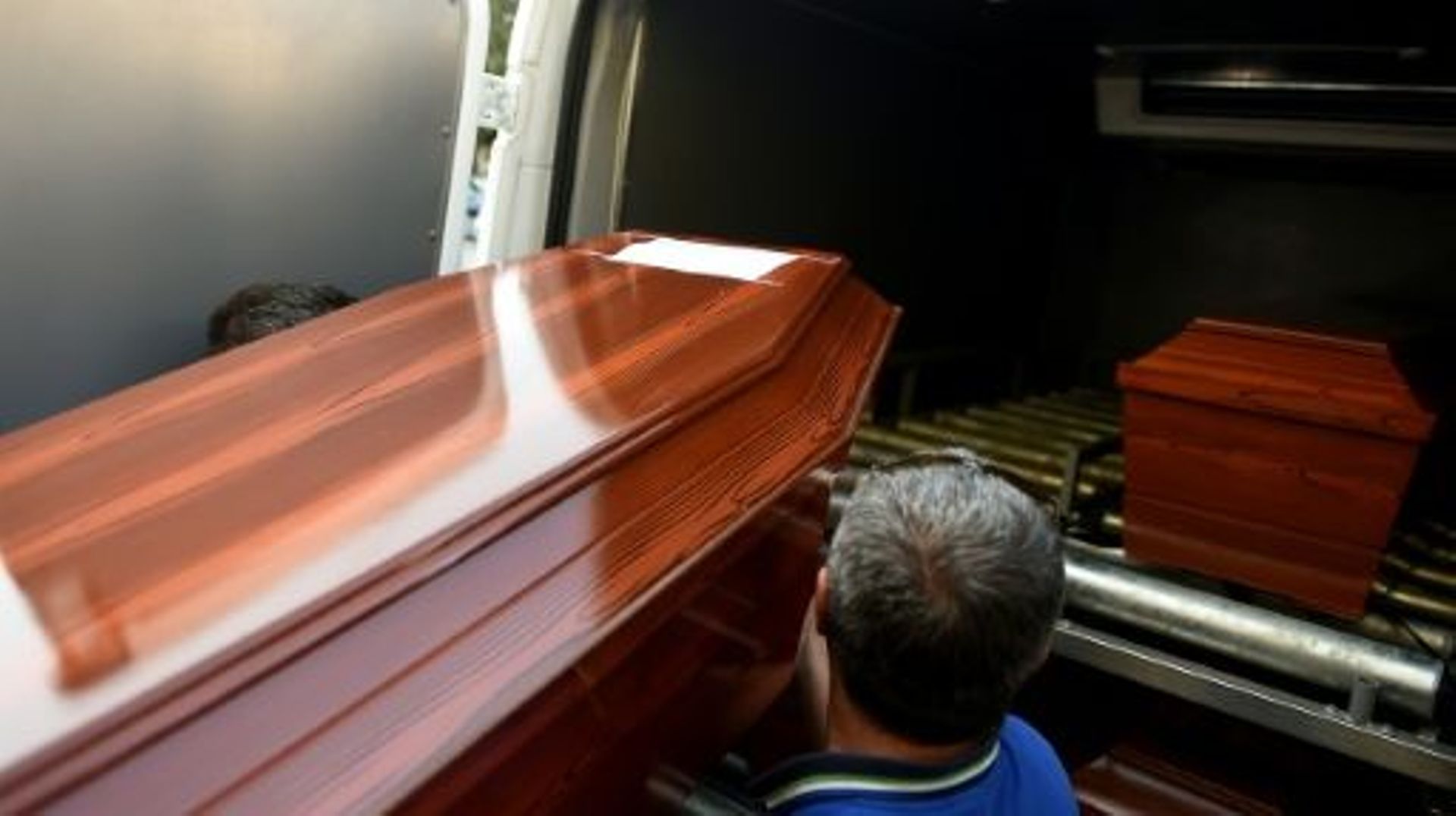 Des cercueils dont celui du petit Syrien mort noyé, embarqués dans un véhicule le 3 août 2015 à Mugla en Turquie  