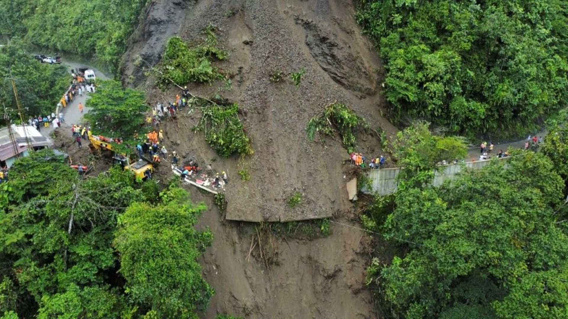 Photo aérienne, diffusée le 4 décembre 2022 par la Défense civile colombienne, d’un glissement de terrain à El Ruso, dans la municipalité de Pueblo Rico, dans le nord-ouest du pays