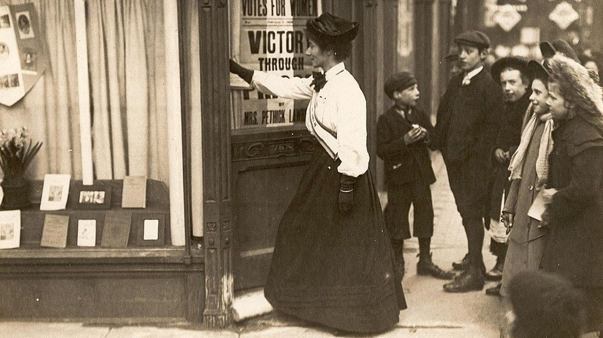 May Sinclair, auteure et suffragette, entrant dans la boutique de l’Union sociale et politique des femmes de Kensington, 1910.