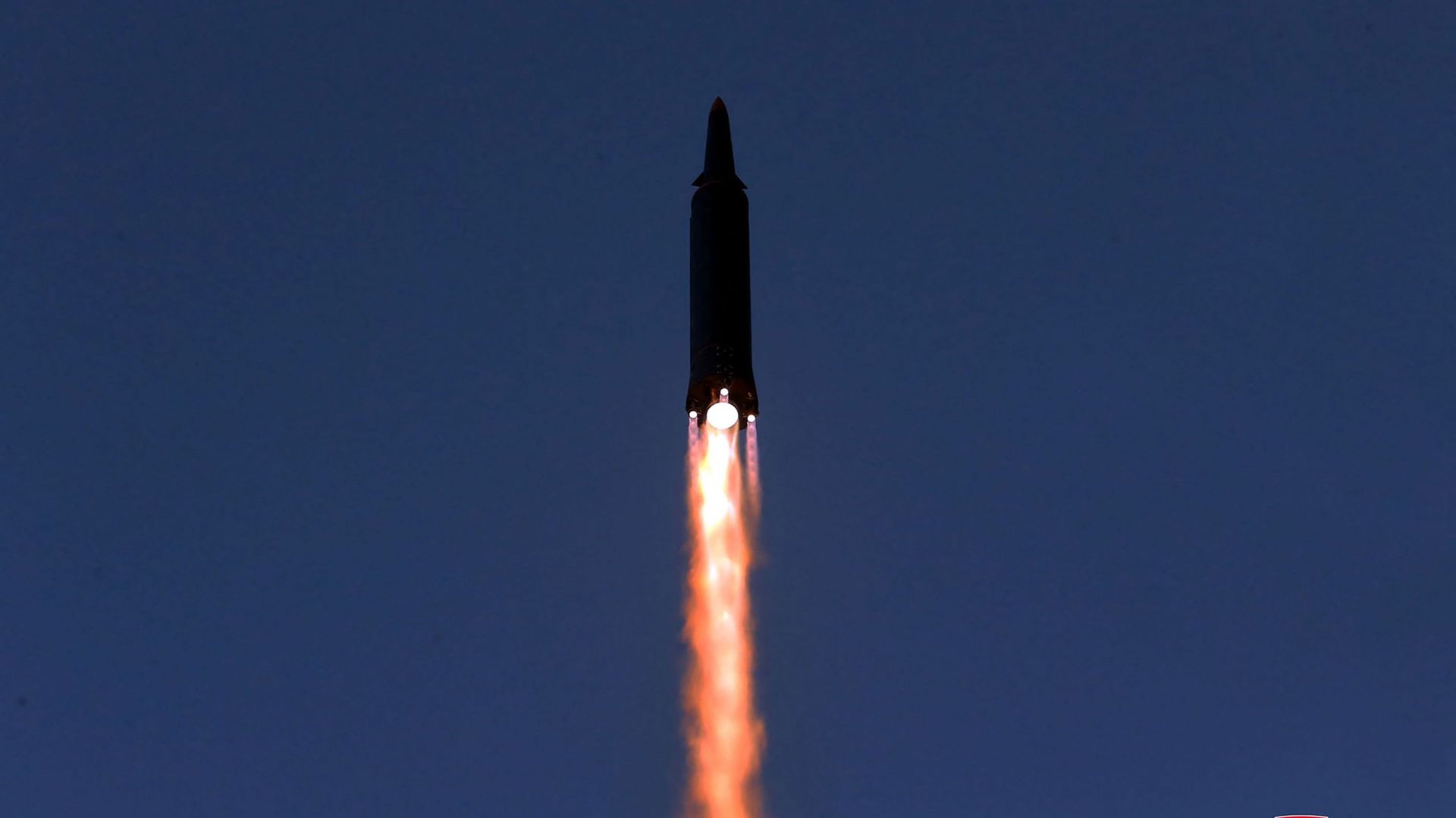 Photo prise le 11 janvier 2022 qui montre ce que la Corée du Nord appelle un tir d'essai de missile hypersonique effectué par l'Académie des sciences de la défense de la RPDC dans un lieu non divulgué.