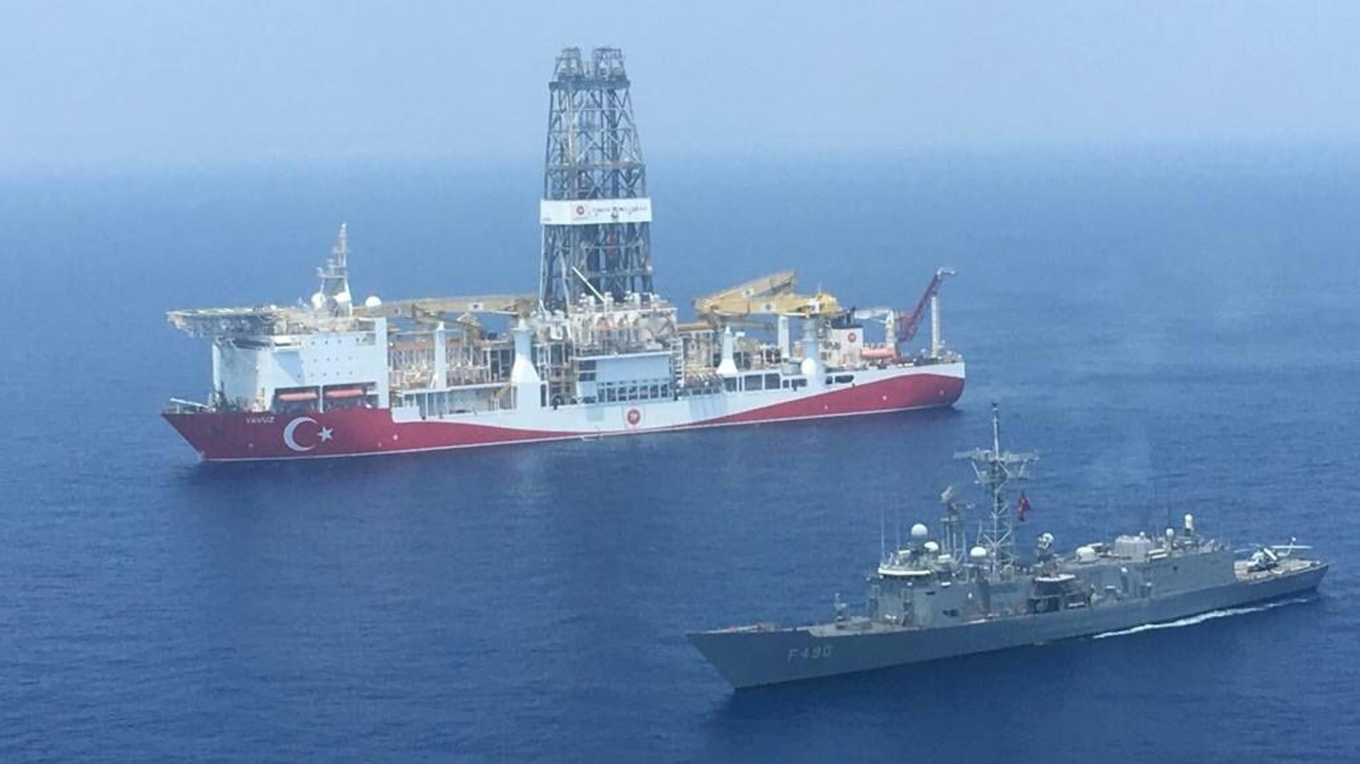 Un navire de guerre turc patrouille près du forage offshore "Fatih" le 9 juillet 2019 
