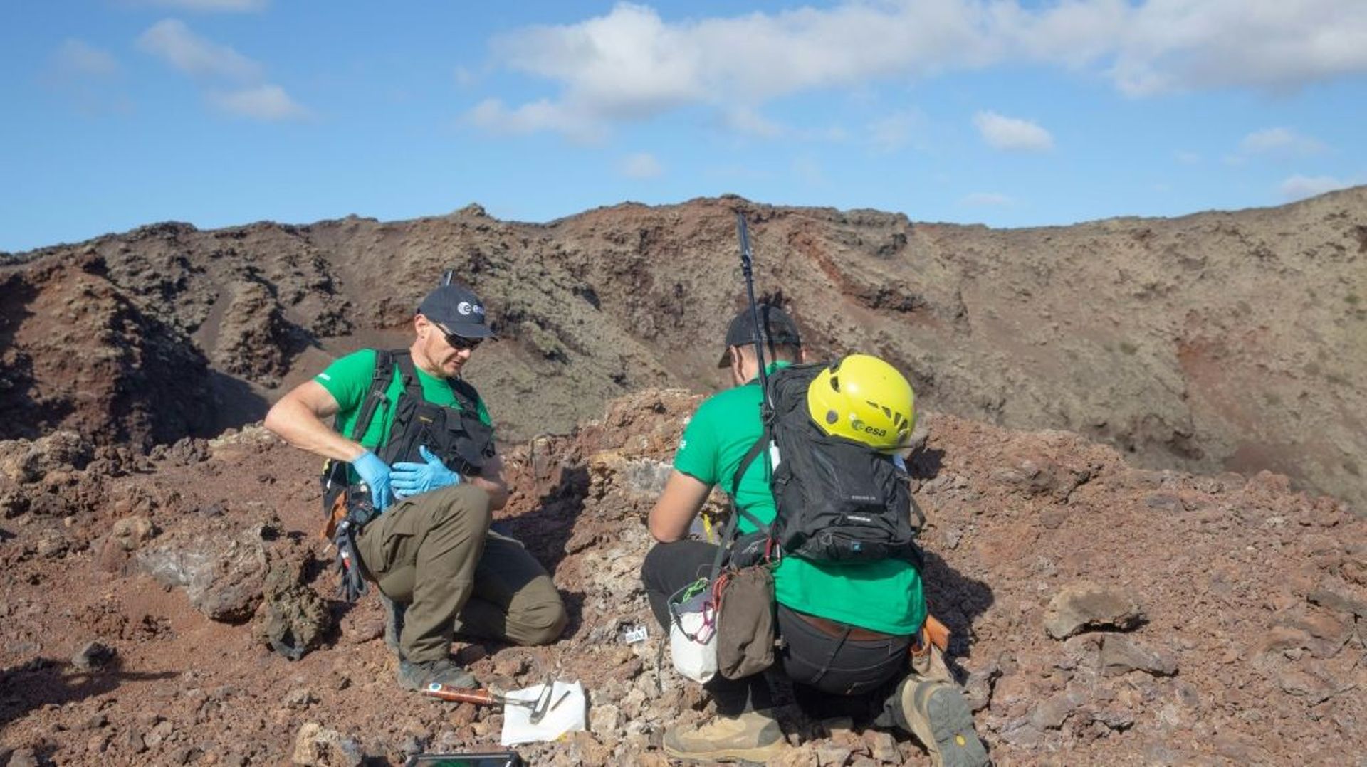 L’astronaute allemand Alexander Gerst (à gauche) prélève des échantillons de roche au sommet d’un ancien volcan au cours d’une séance d’entraînement dans le parc naturel de Los Volcanes, à Lanzarote, aux Canaries, le 10 novembre 2022.